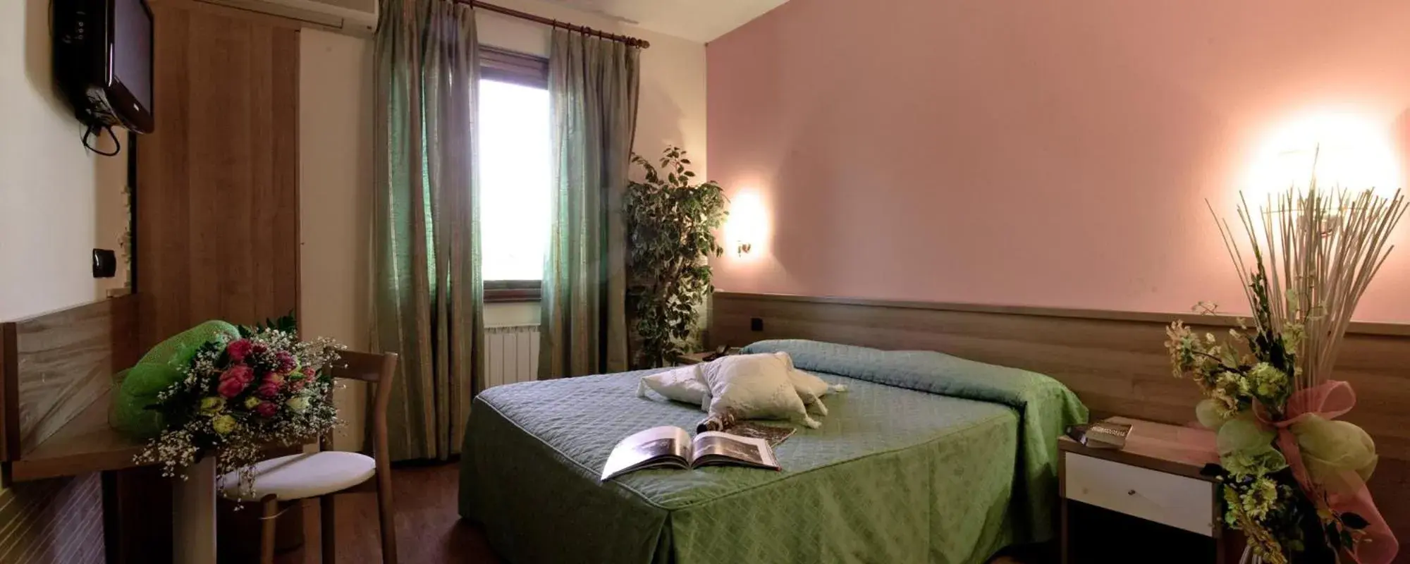 Photo of the whole room, Bed in Hotel Ristorante Tre Leoni