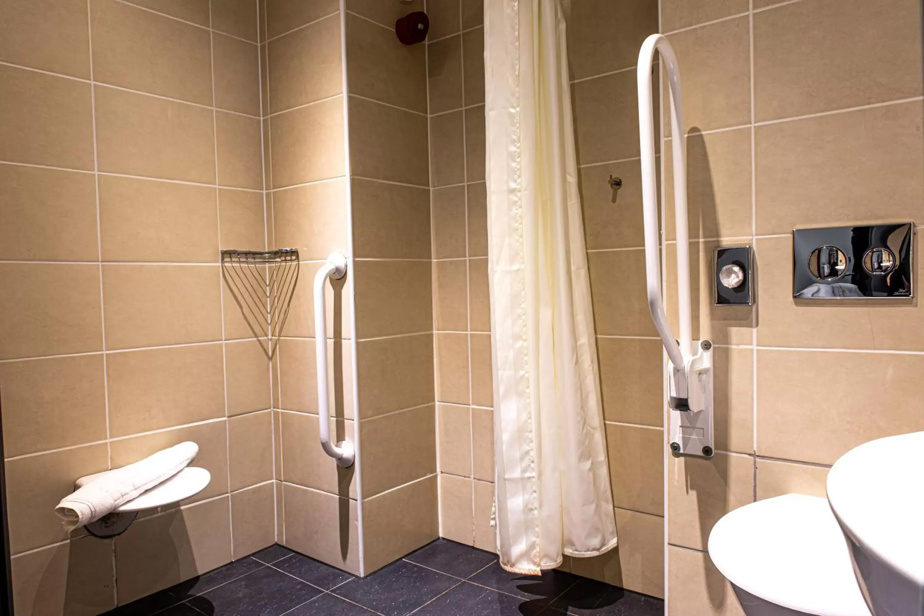 Standard Room - Mobiltiy Accessible Tub in Elite Venue Selection Felbridge - Gatwick Standard Room - Mobiltiy Accessible Tub in Elite Venue Selection Felbridge - Gatwick