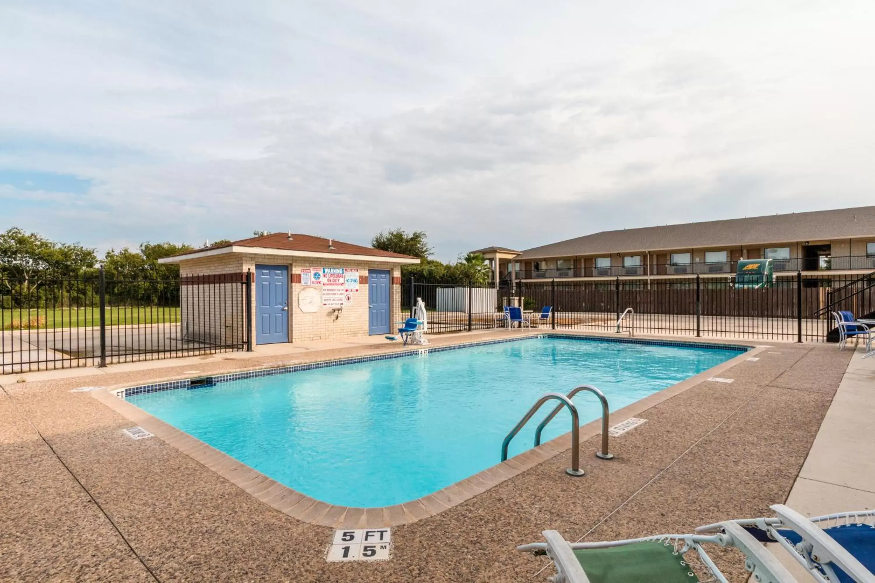 Swimming Pool in Motel 6-San Antonio, TX - South WW White Rd