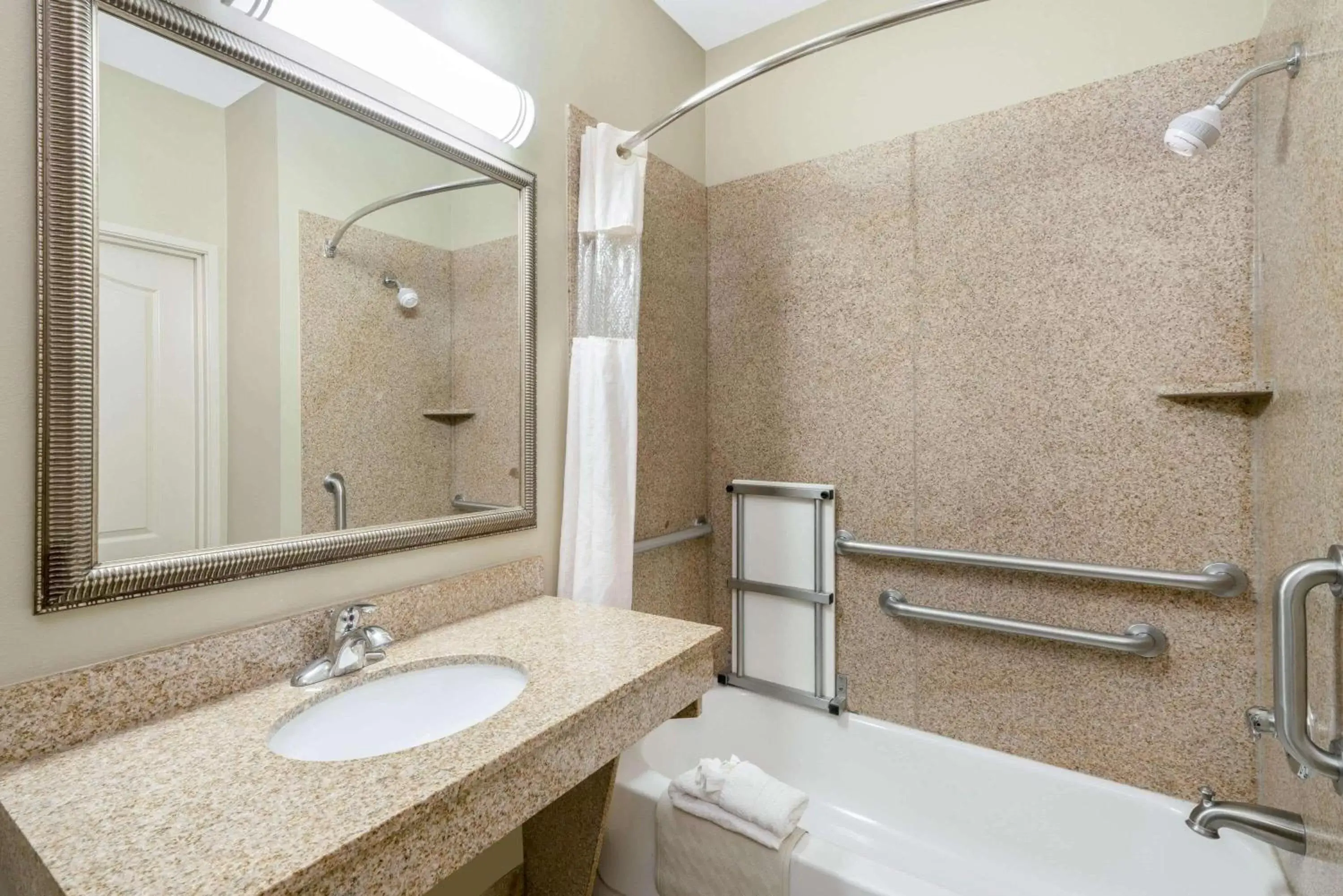 Bathroom in La Quinta Inn & Suites by Wyndham Broussard - Lafayette Area