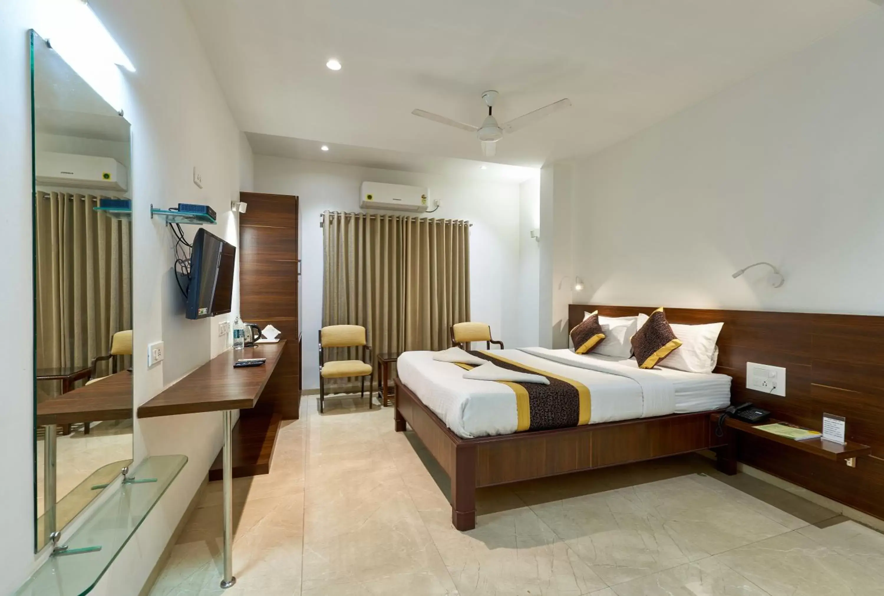 Bed in Hotel Fortune Inn Bed in Hotel Fortune Inn