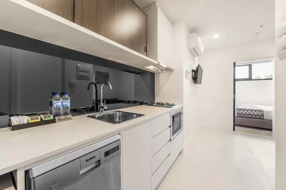 Kitchen or kitchenette, Kitchen/Kitchenette in Whitehorse Apartments Hotel