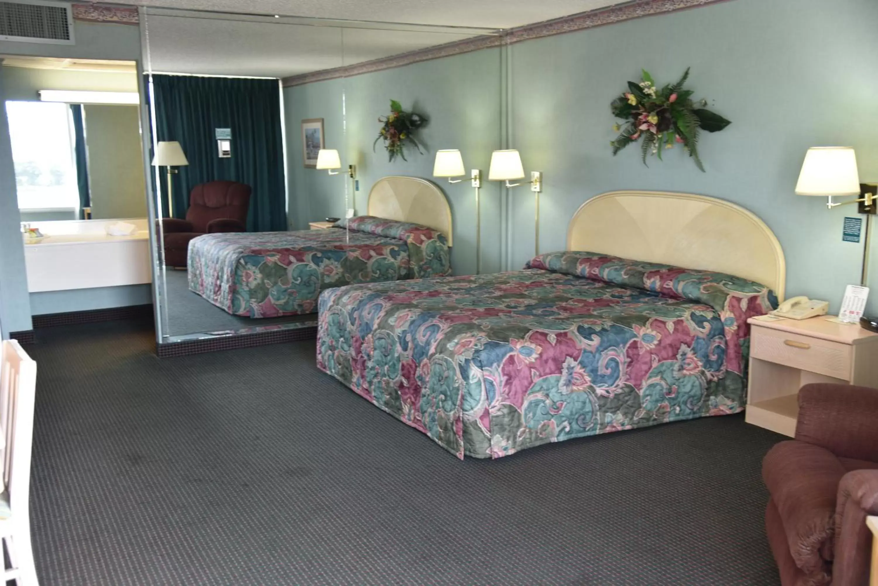 Photo of the whole room, Bed in Hospitality House