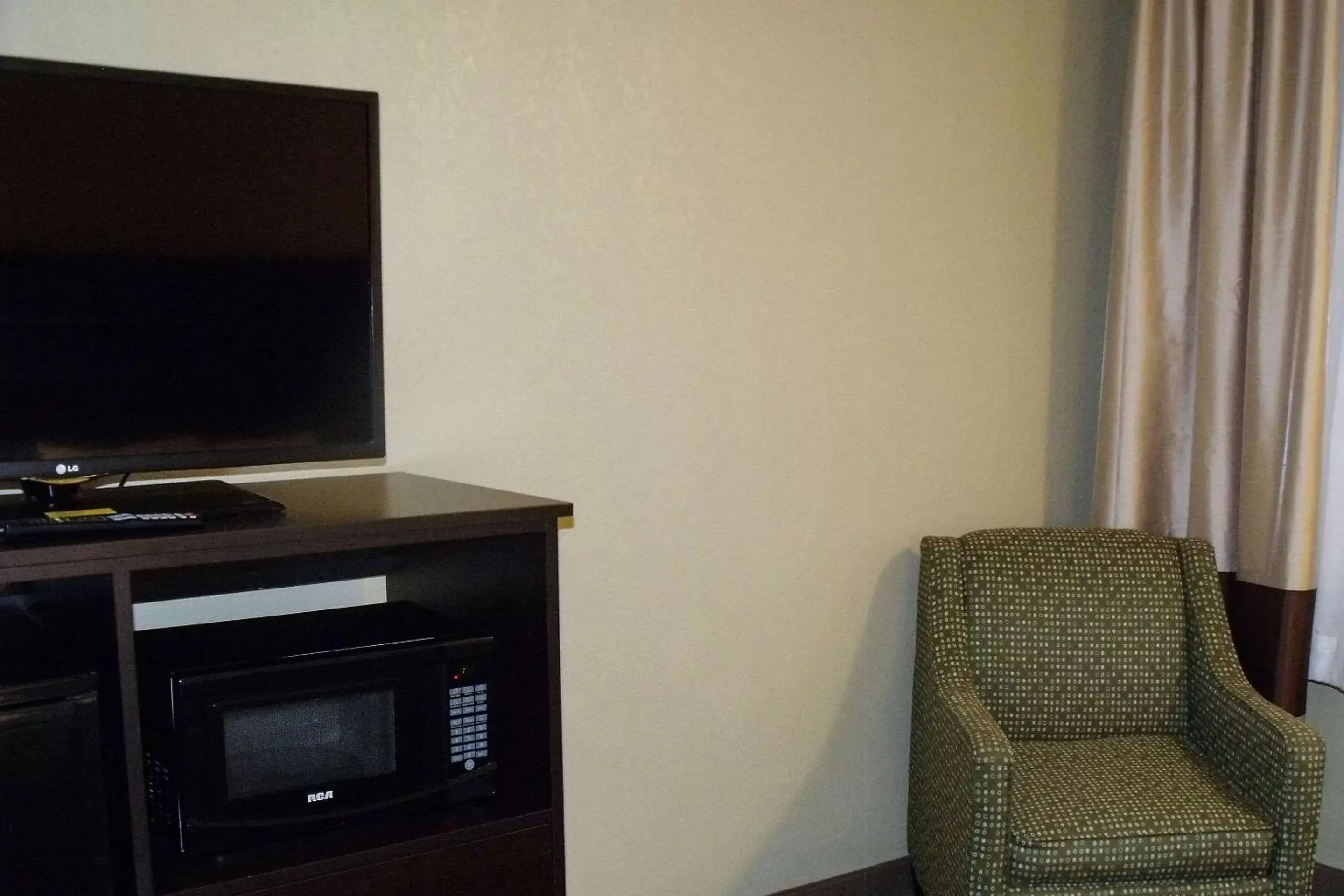 Photo of the whole room, TV/Entertainment Center in Quality Inn Winslow I-40
