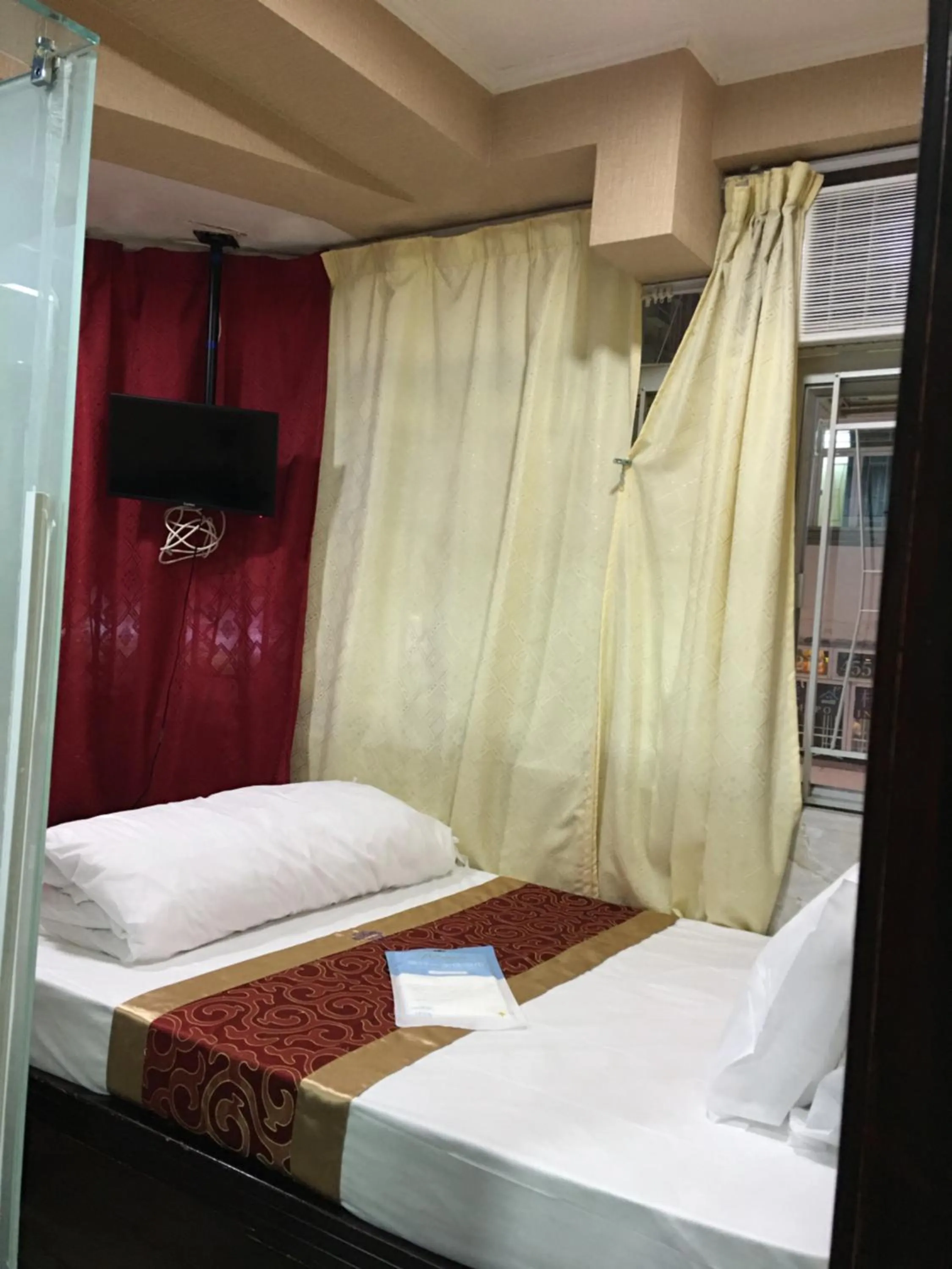 Bed in Temple Street Hotel