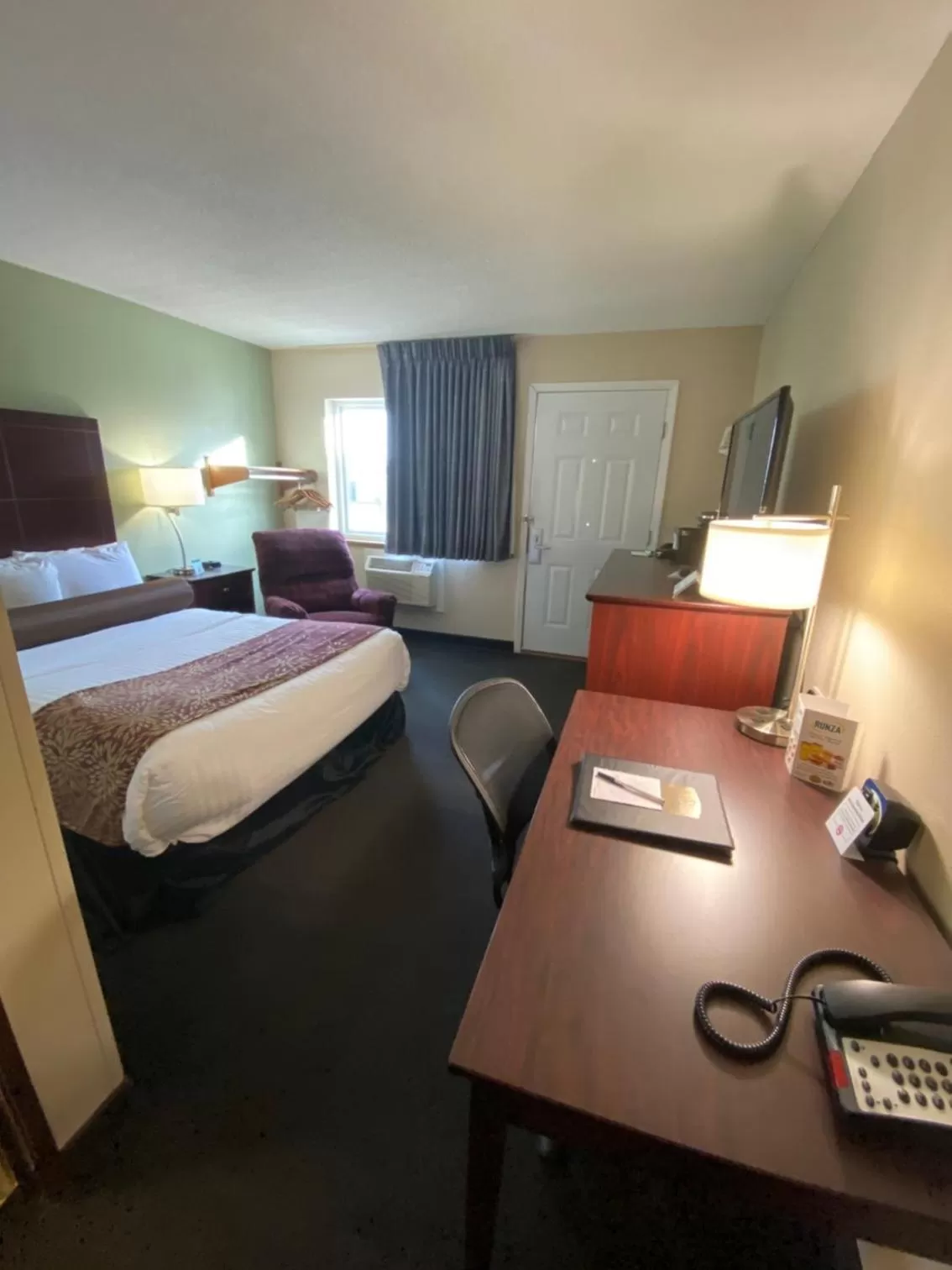 Bed in Boarders Inn & Suites by Cobblestone Hotels - Broken Bow