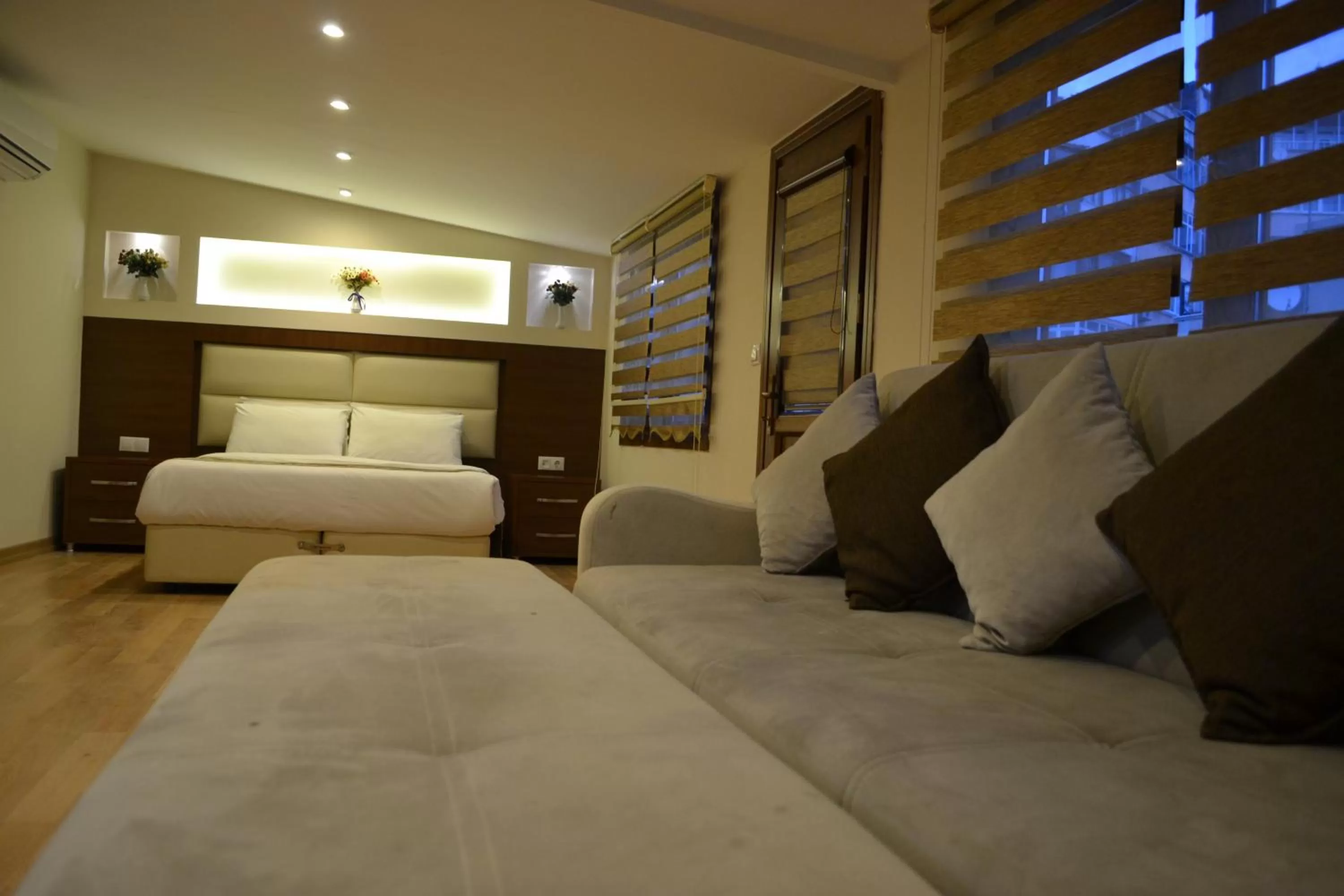 Living room, Bed in Seven Days Hotel - İstanbul