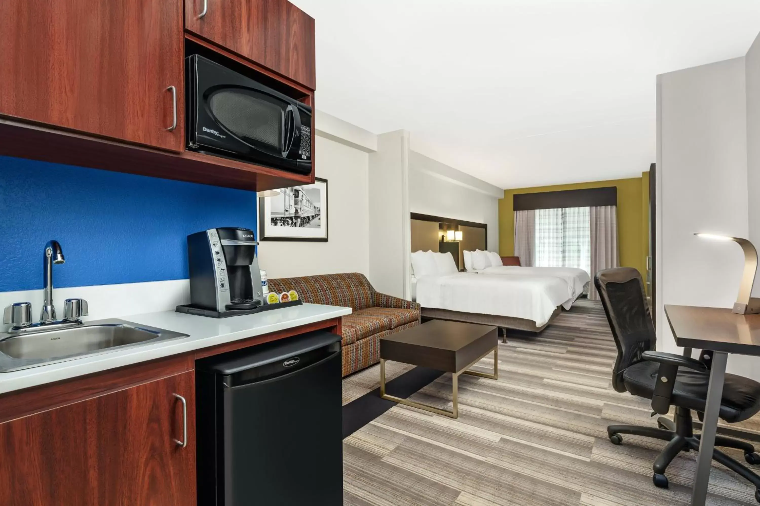 Photo of the whole room, Kitchen/Kitchenette in Holiday Inn Express & Suites Florence, an IHG Hotel