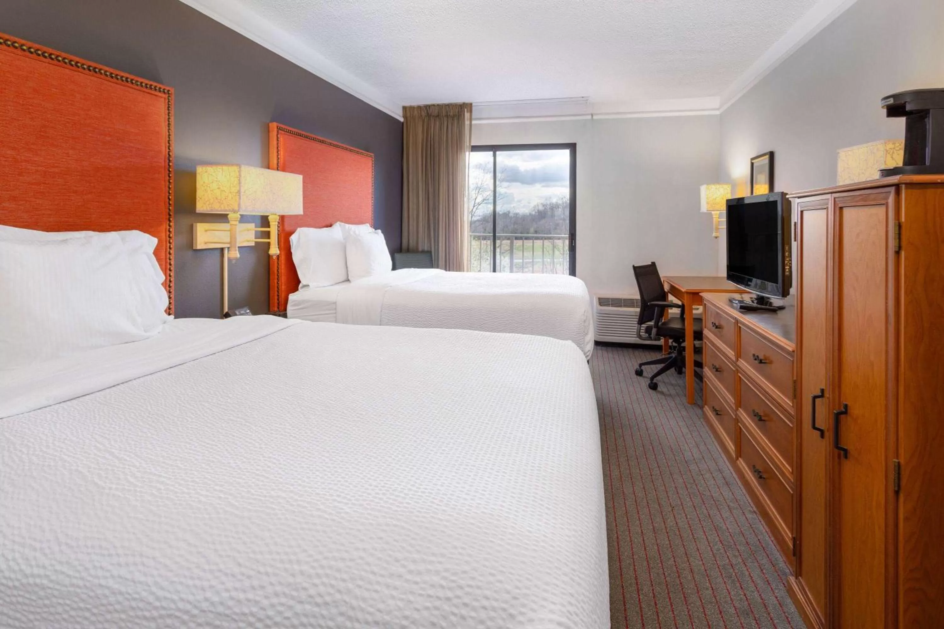 Photo of the whole room, Bed in La Quinta Inn & Suites by Wyndham Kingsport TriCities