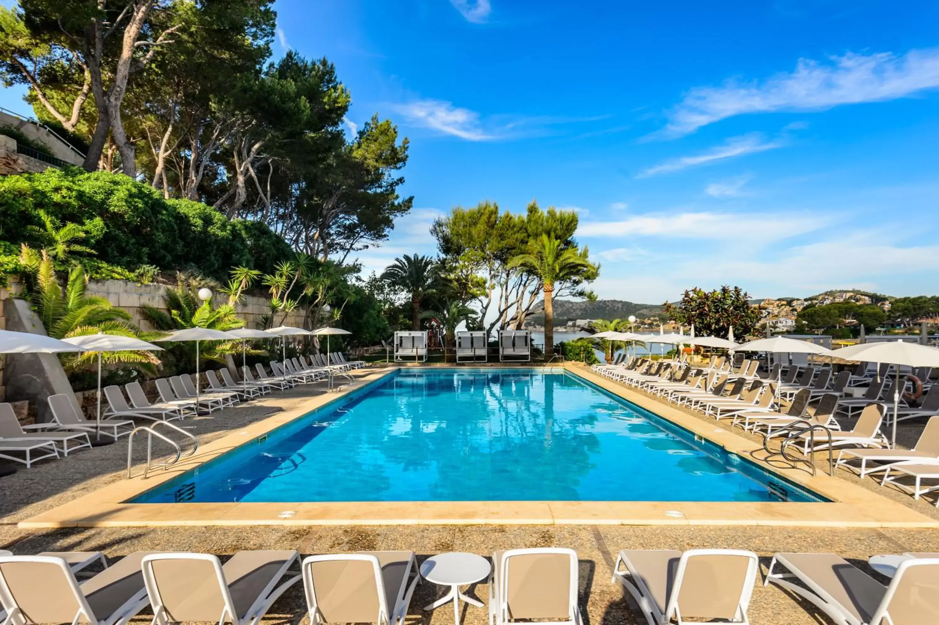 Swimming Pool in Hotel Vibra Beverly Playa