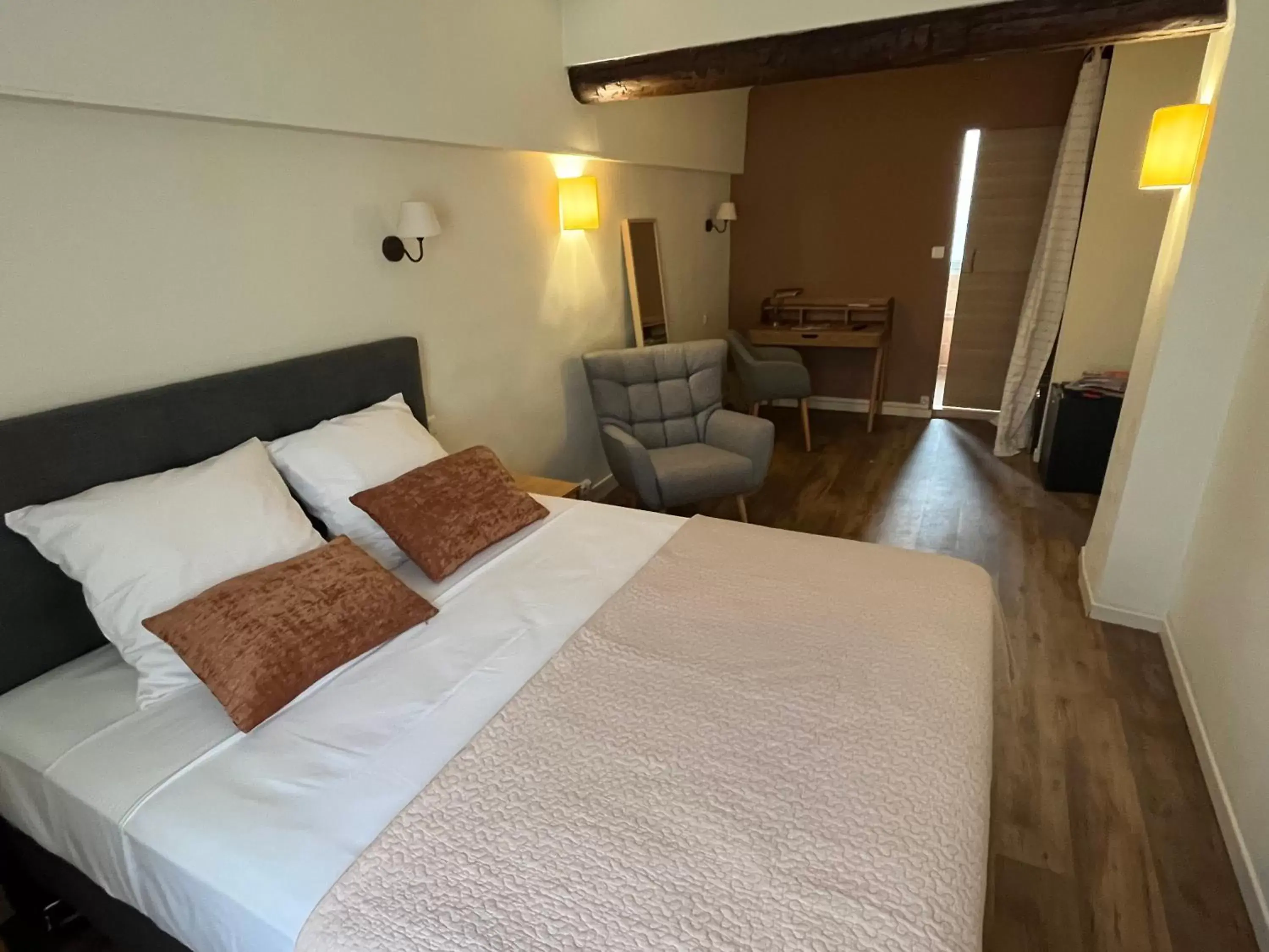 Photo of the whole room, Bed in Le Clos d'Orange, Hotel & ville de Provence