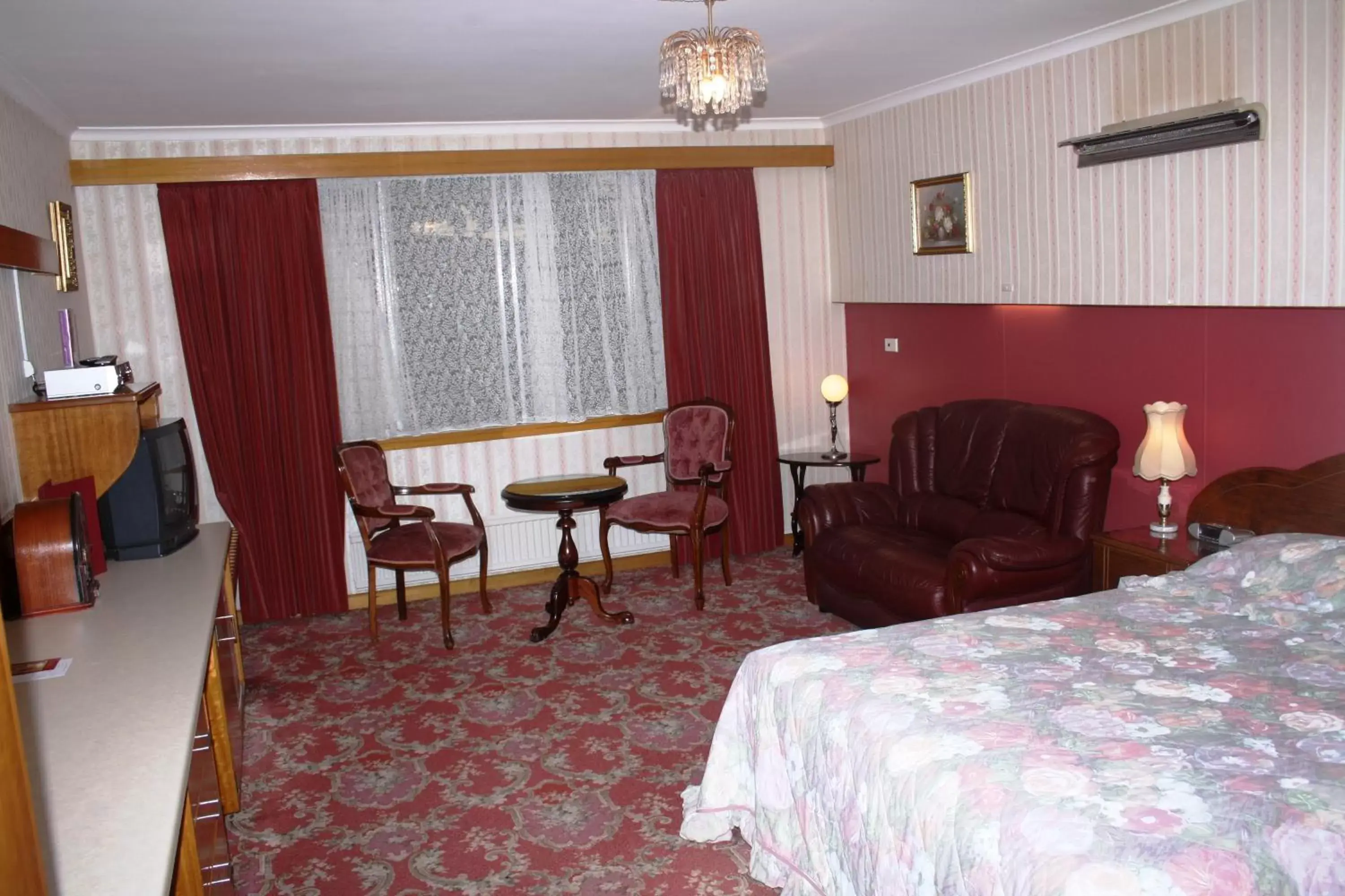 Bed, Seating Area in Motel Mayfair on Cavell