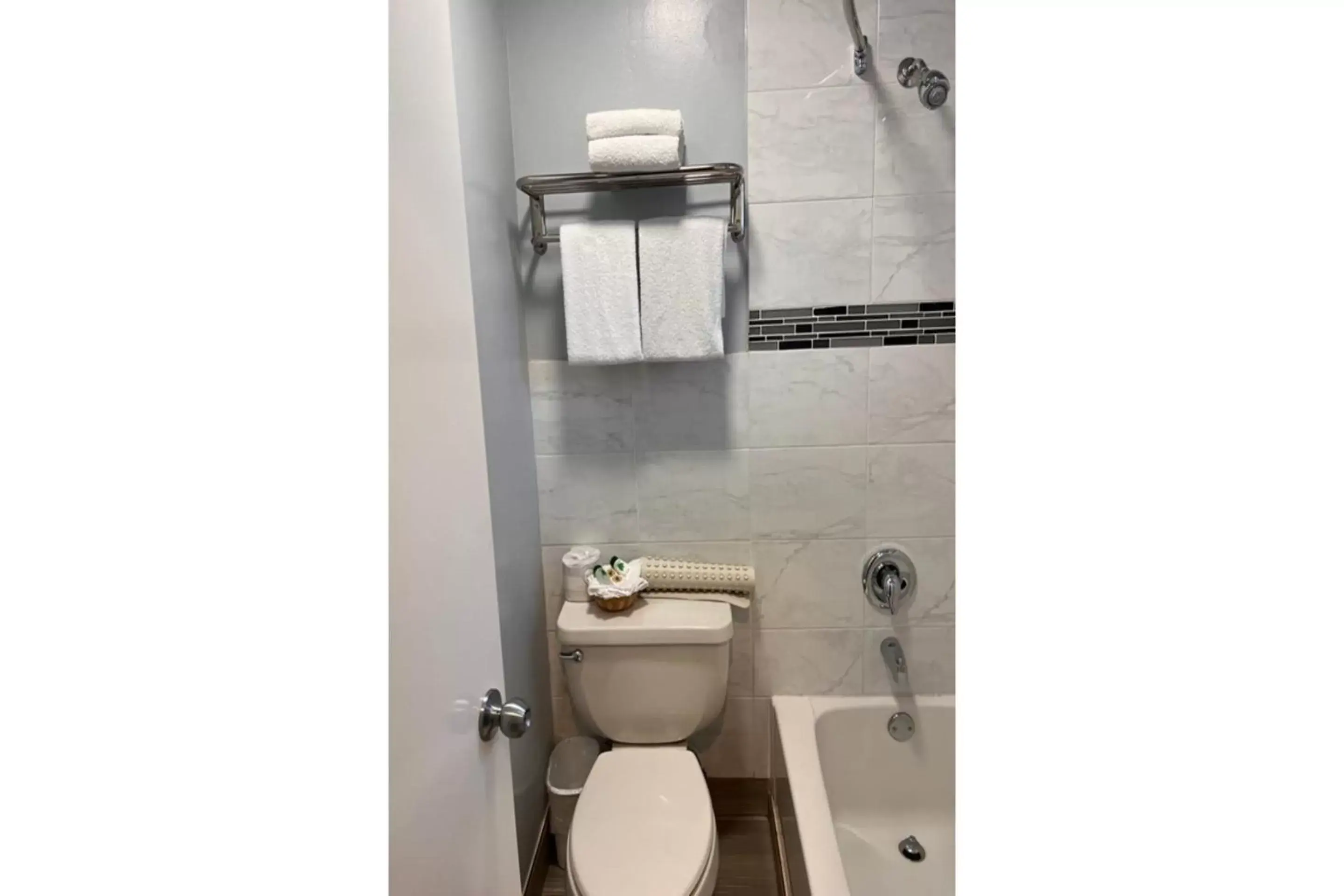 Bathroom in The Islander Motel Santa Cruz