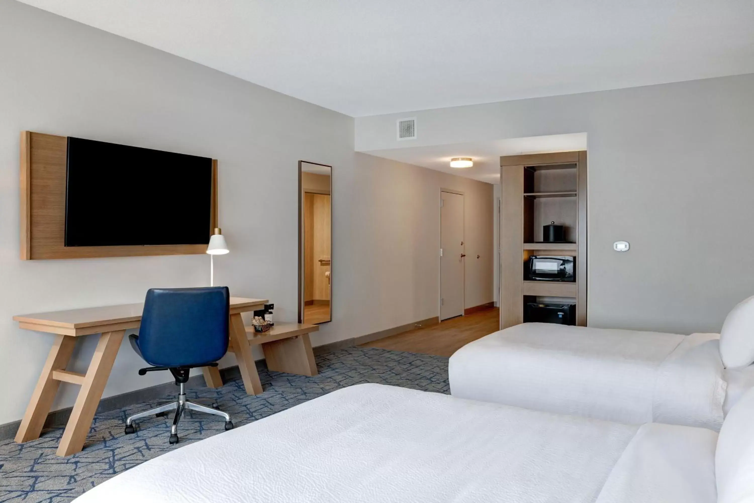 Photo of the whole room, TV/Entertainment Center in Fairfield by Marriott Inn & Suites Minneapolis Downtown