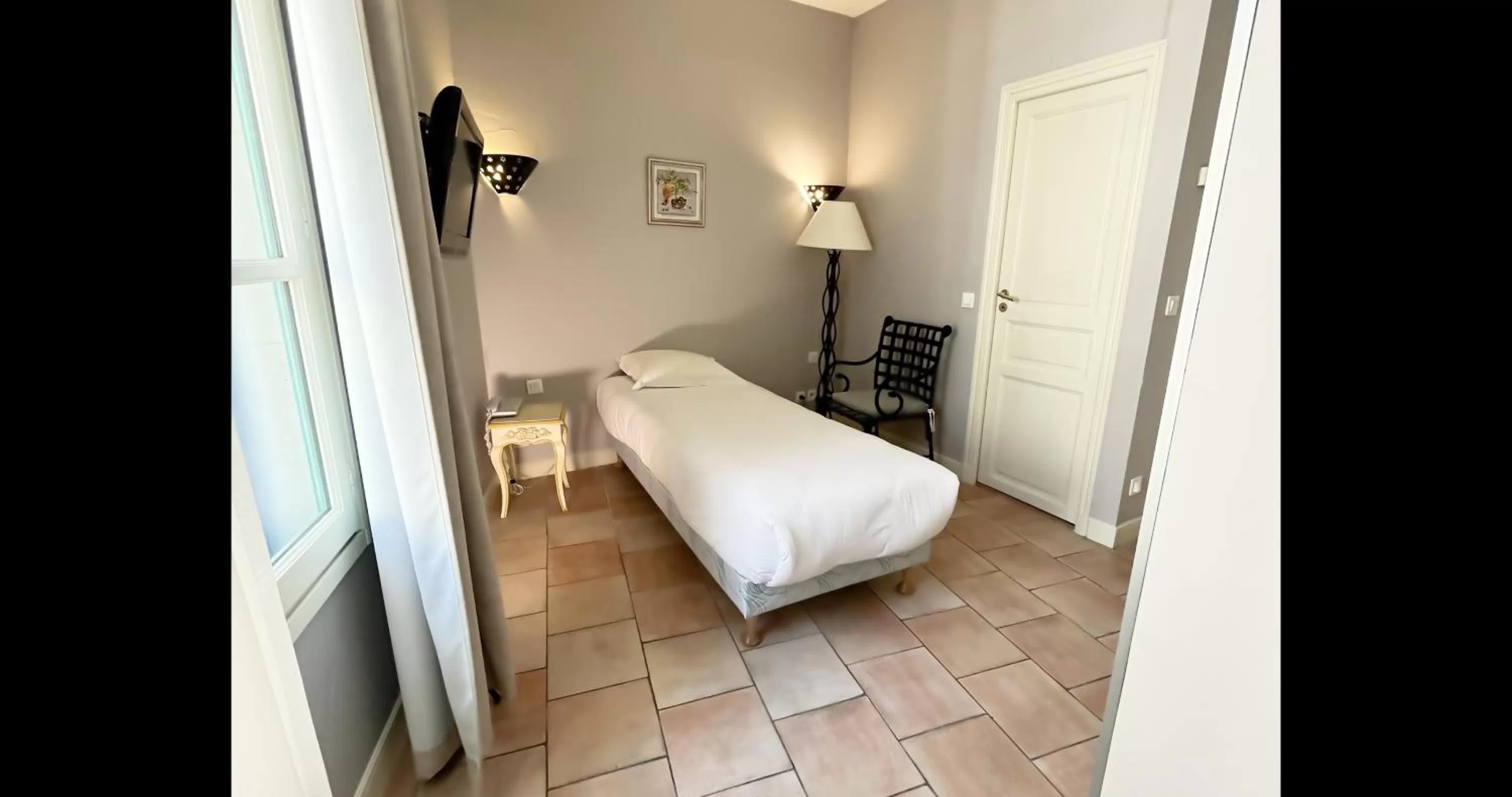 Bed in Hôtel l'Arena