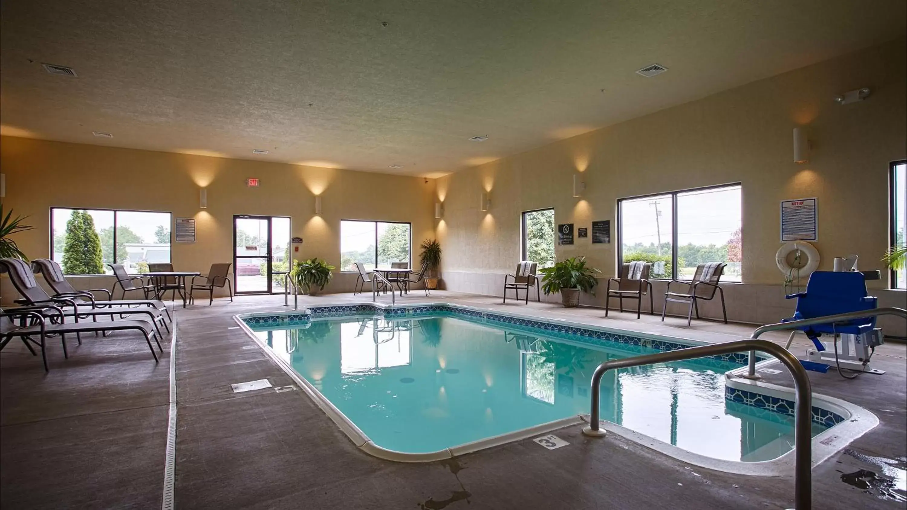 Swimming Pool in Best Western Plus Springfield Airport Inn