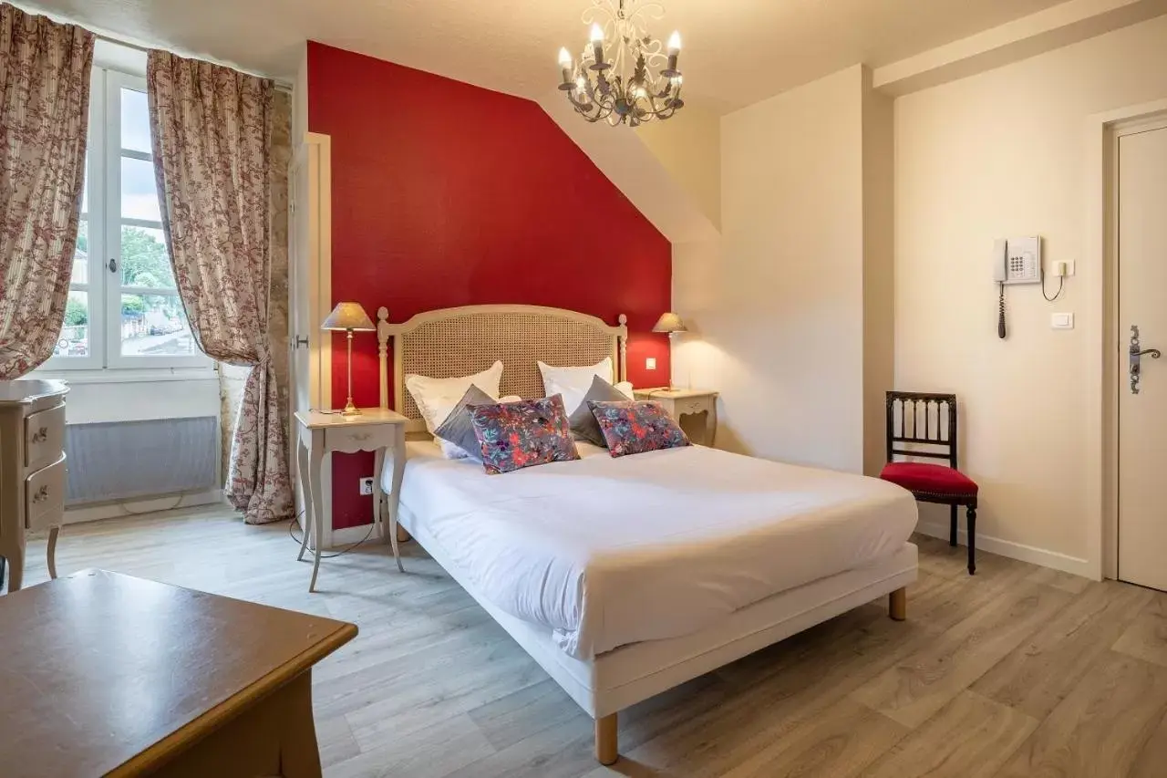 Bedroom, Bed in Hôtel La Couleuvrine Sarlat Centre Ville