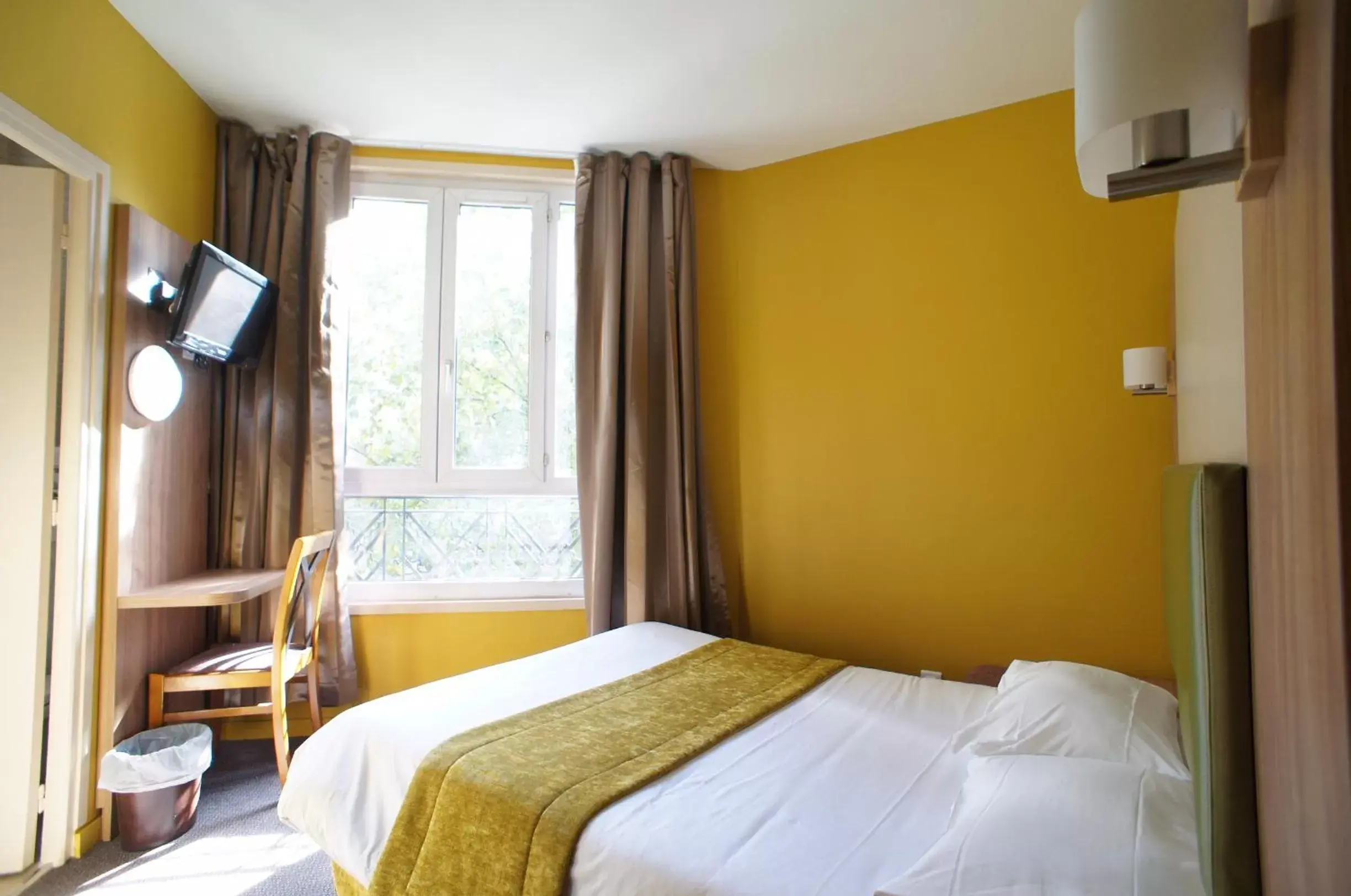 Photo of the whole room, Bed in Hôtel De France