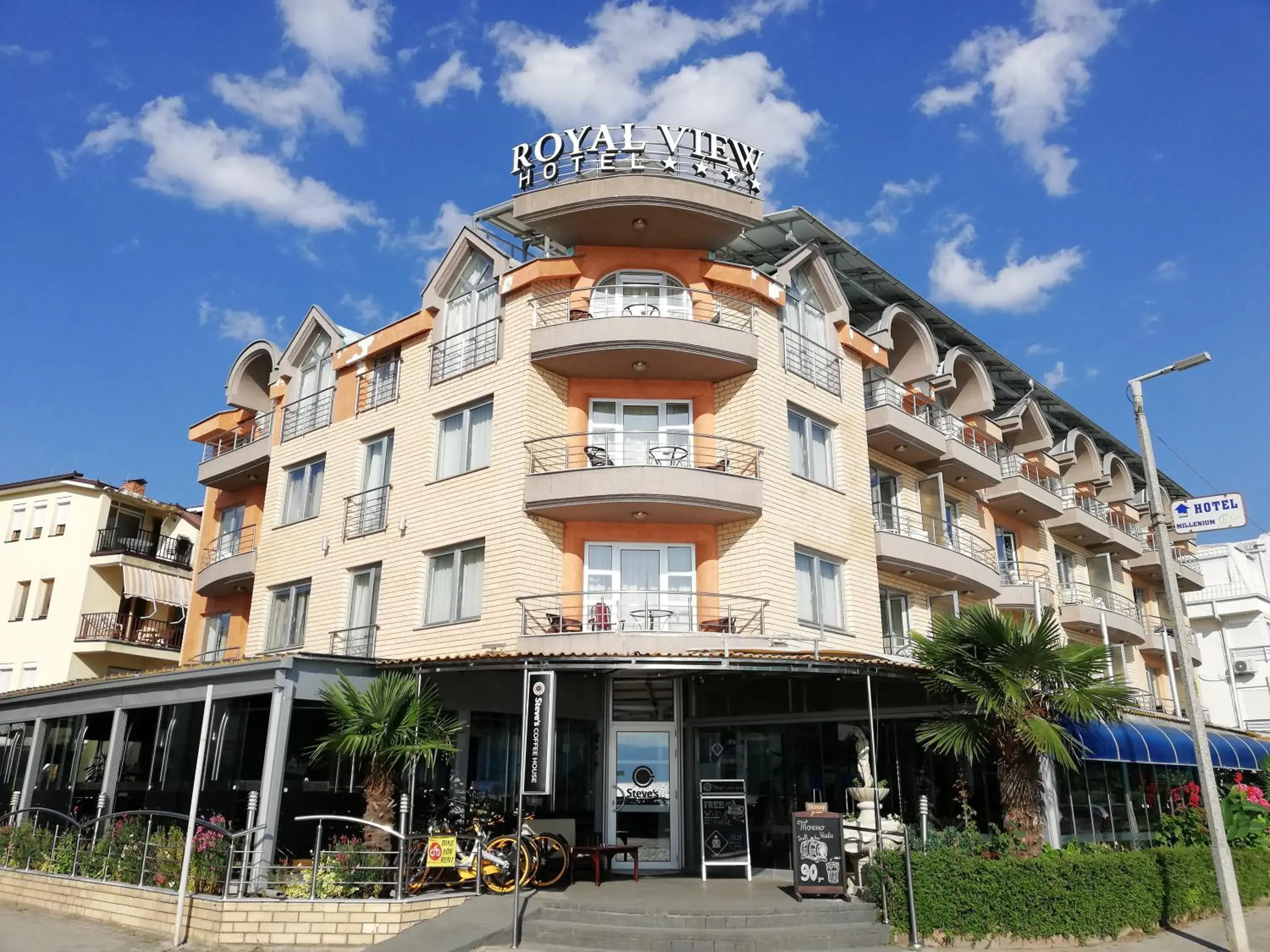 Facade/entrance in Royal View Villa