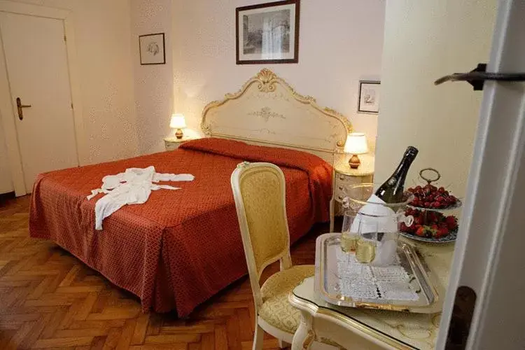 Photo of the whole room, Bed in Villa Albertina