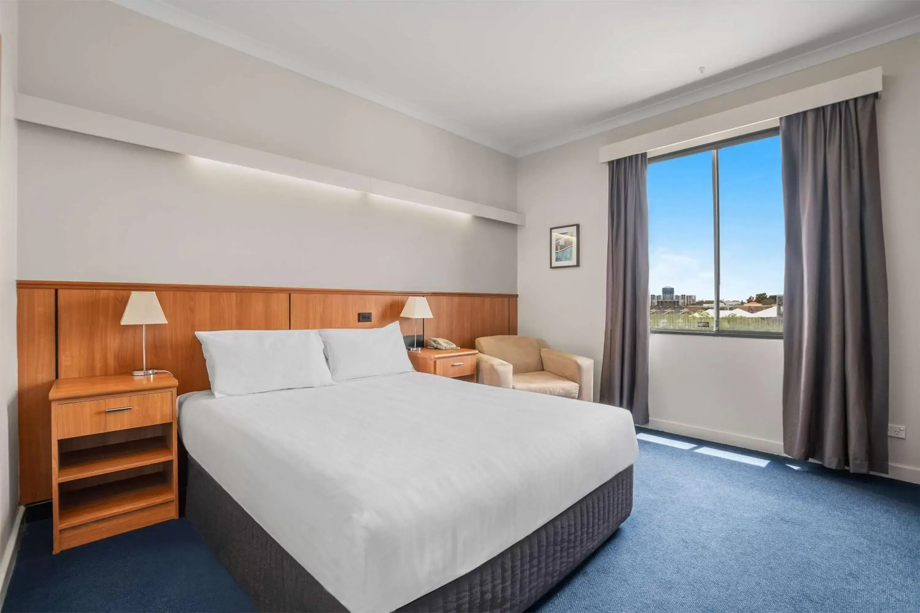 Bedroom, Bed in Metro Hotel Perth City