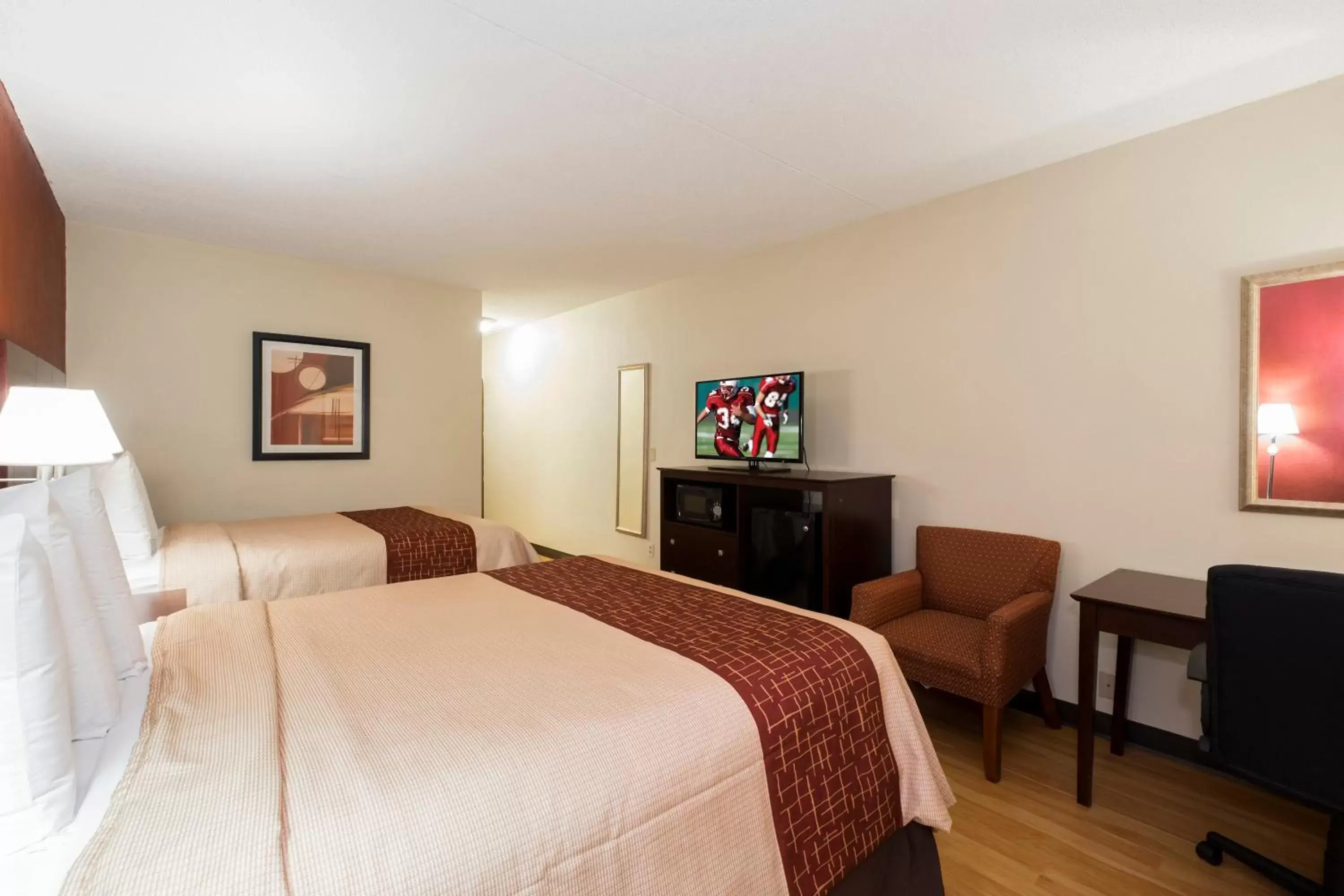 Bedroom, Bed in Red Roof Inn & Suites Cincinnati North-Mason