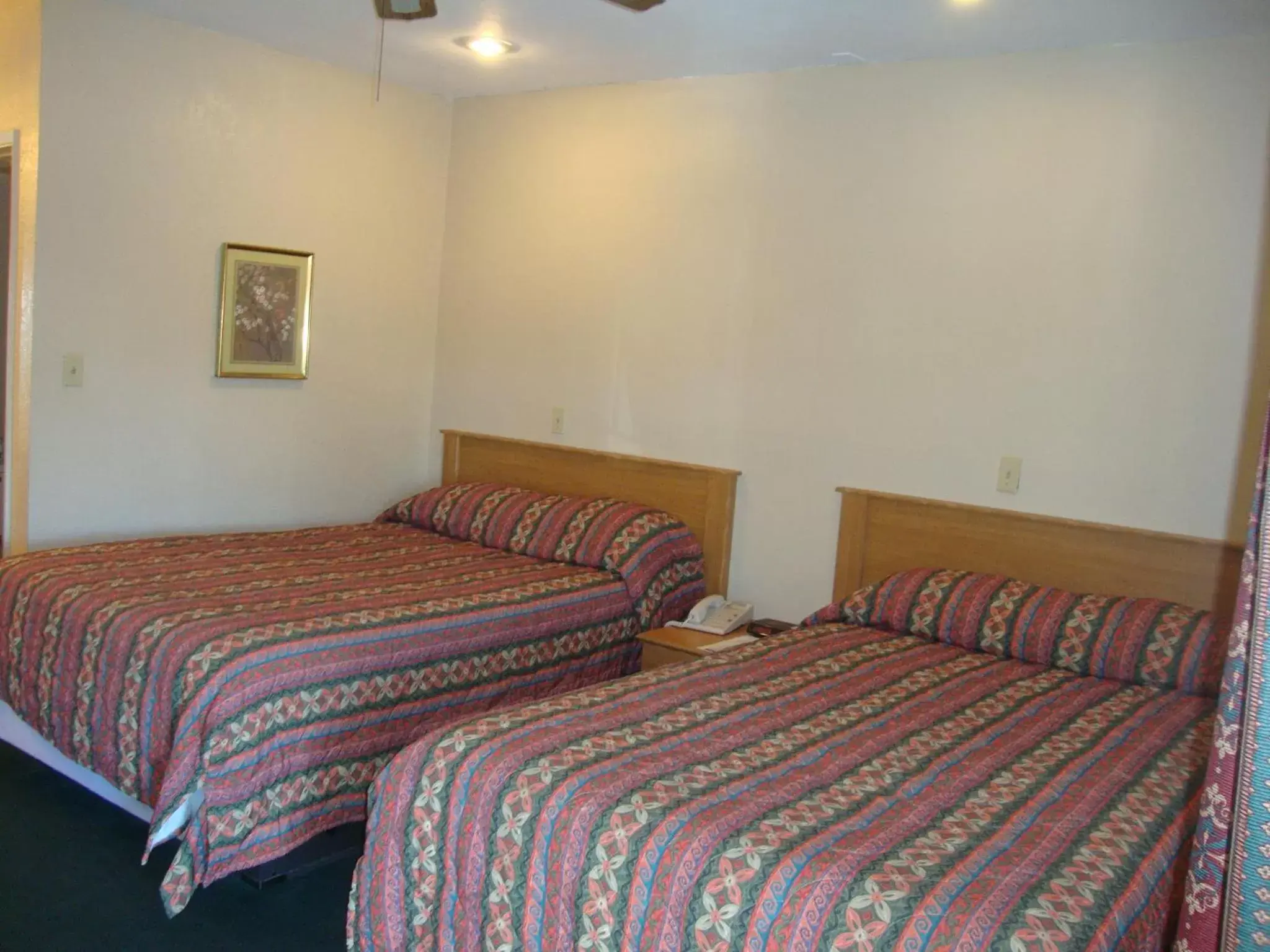 Photo of the whole room, Bed in Townhouse Inn and Suites