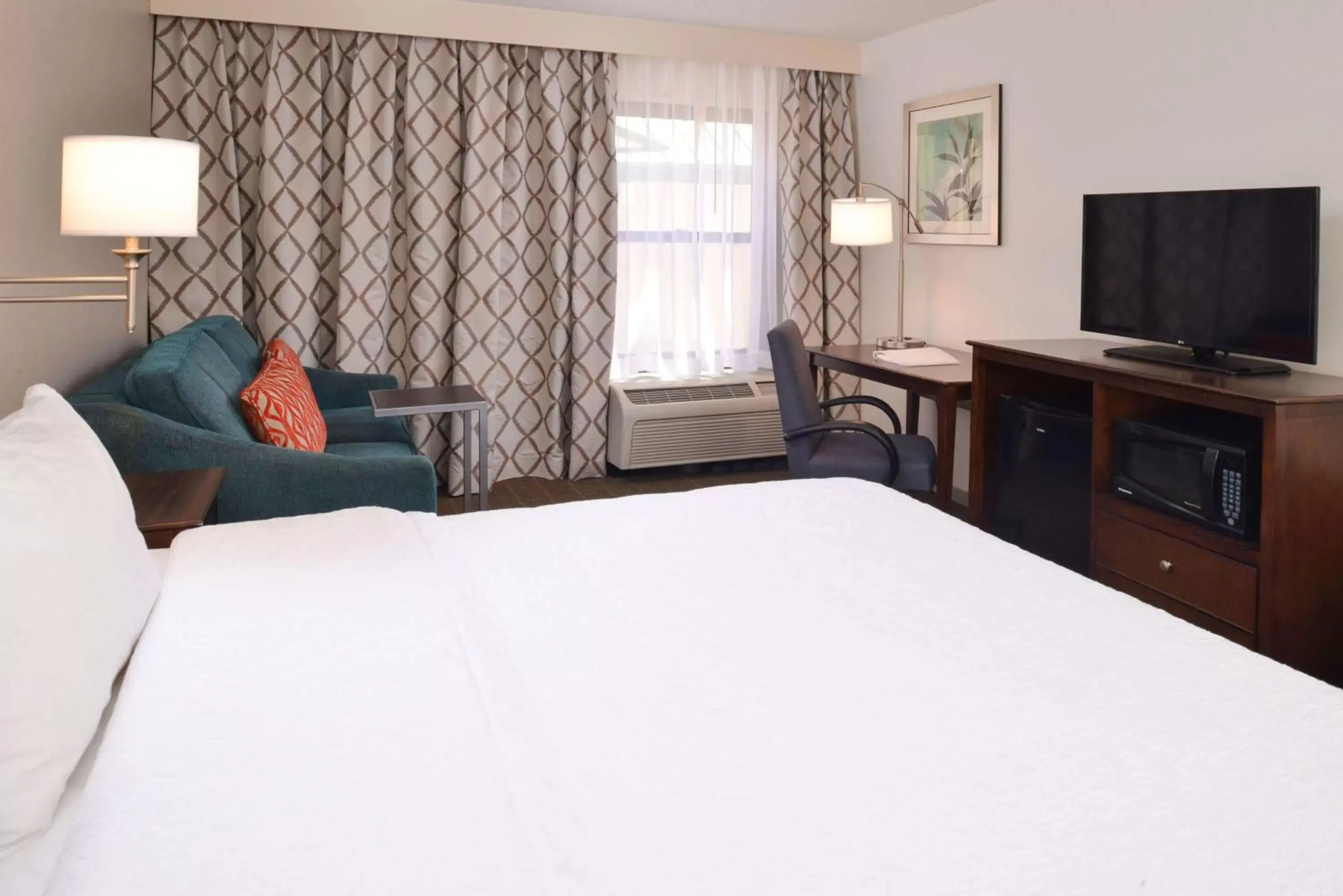 Bed in Hampton Inn & Suites Pueblo-Southgate