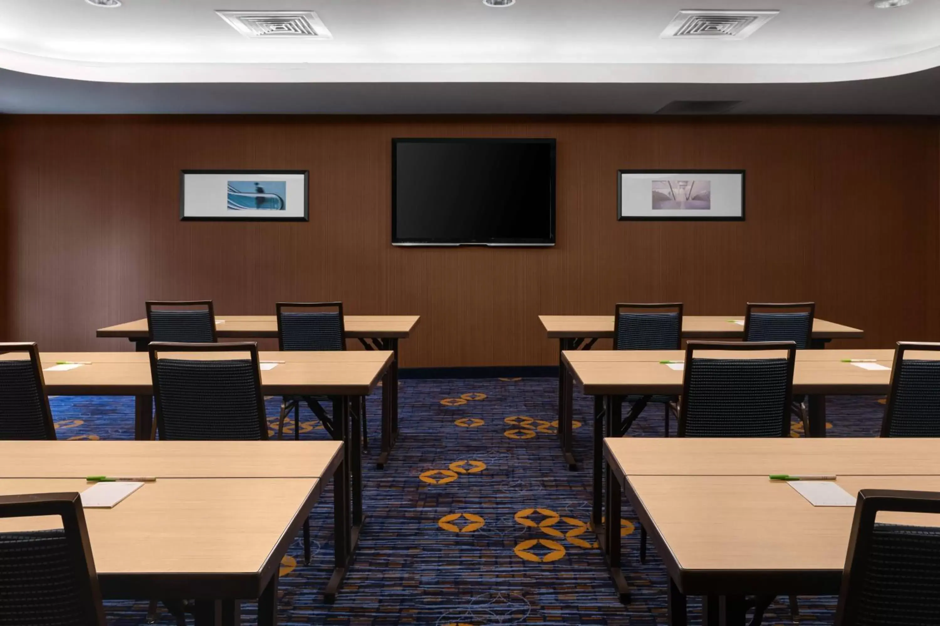 Meeting/conference room in Courtyard by Marriott Portland Airport