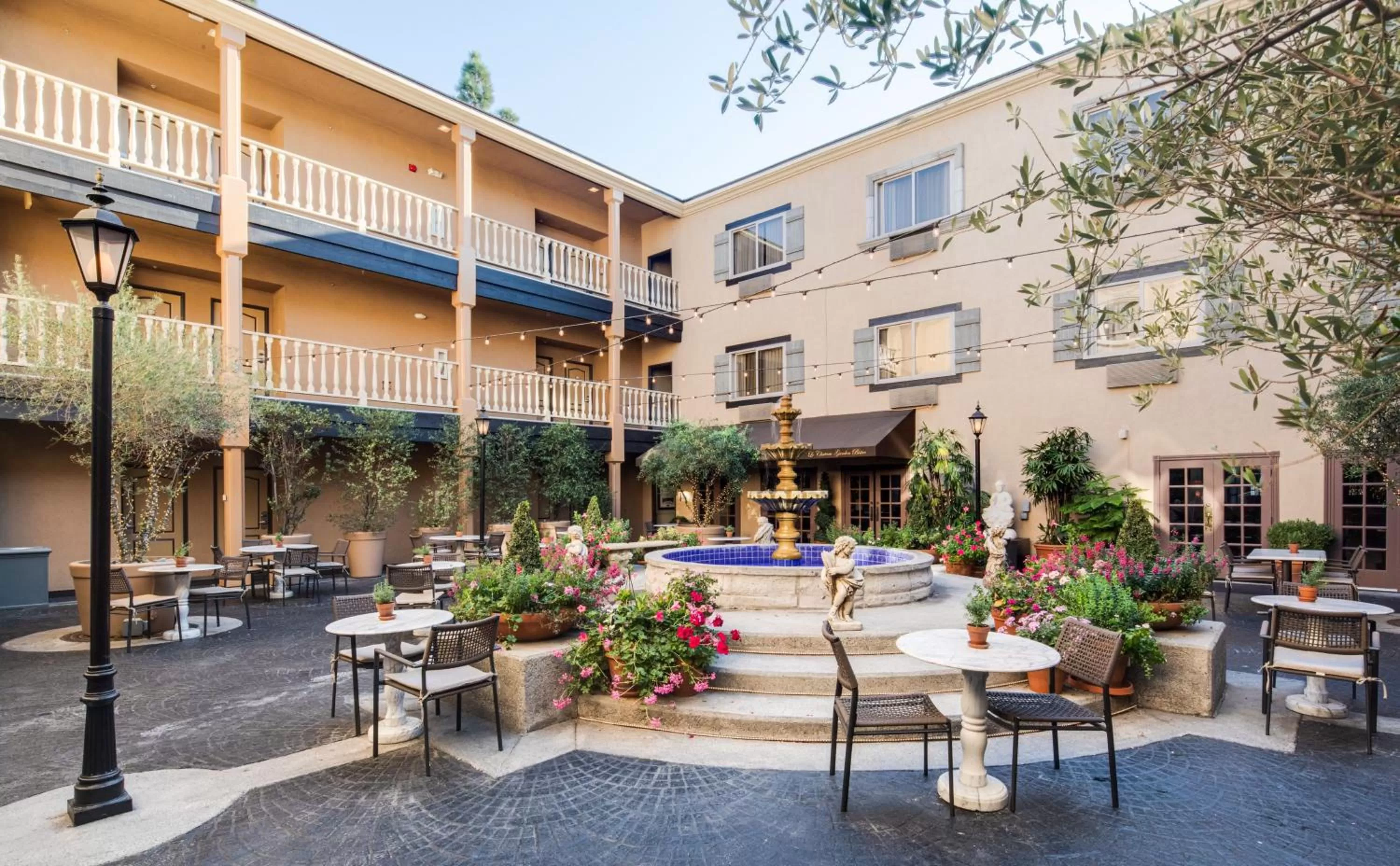 Property building in Ayres Hotel Costa Mesa Newport Beach