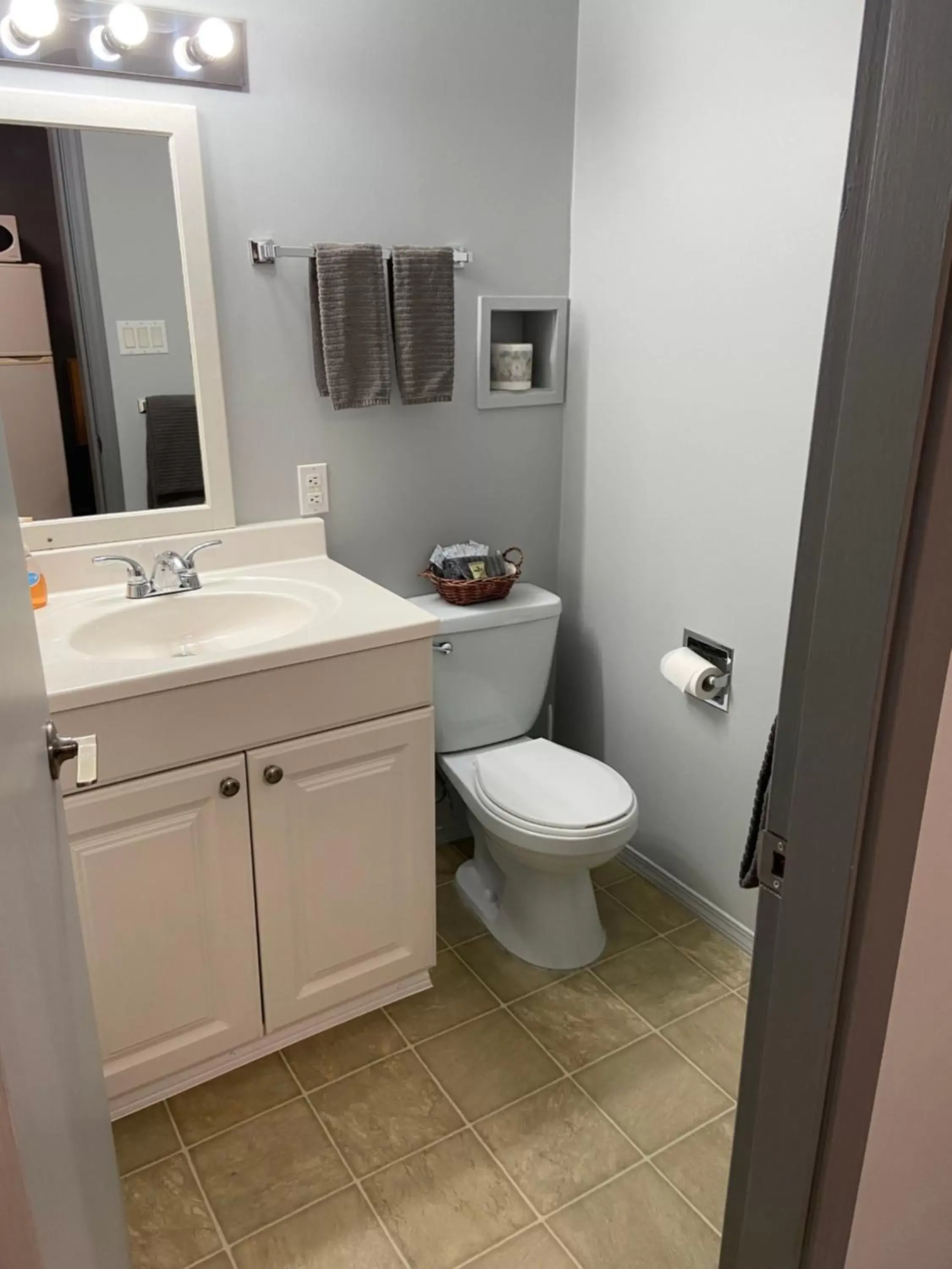 Toilet, Bathroom in Monashee Lodge