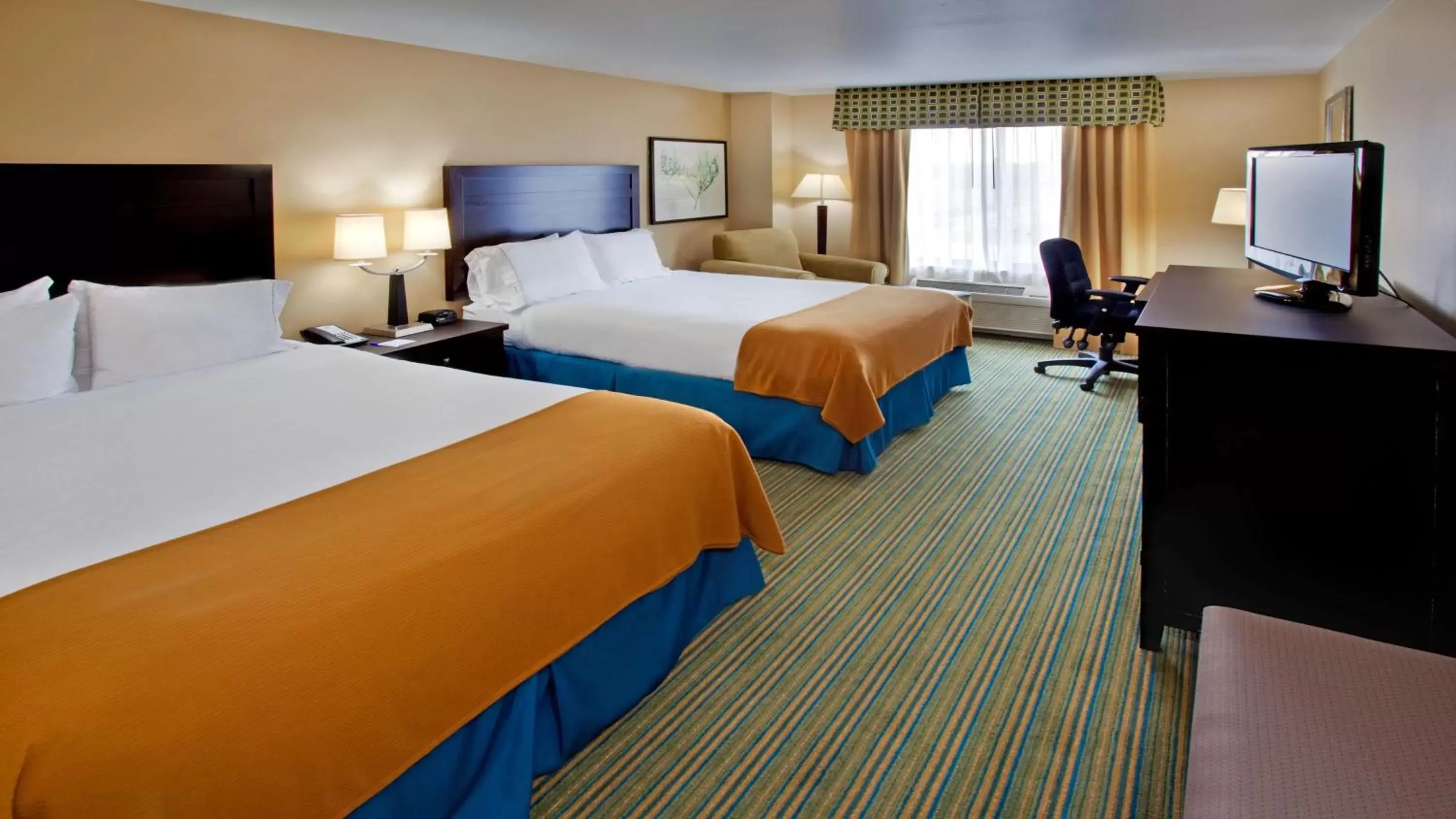 Photo of the whole room, Bed in Holiday Inn Express- Waterloo/Cedar Falls, an IHG Hotel