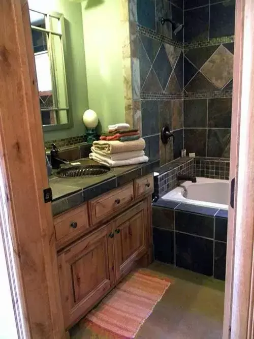 Bathroom in Talus Rock Retreat