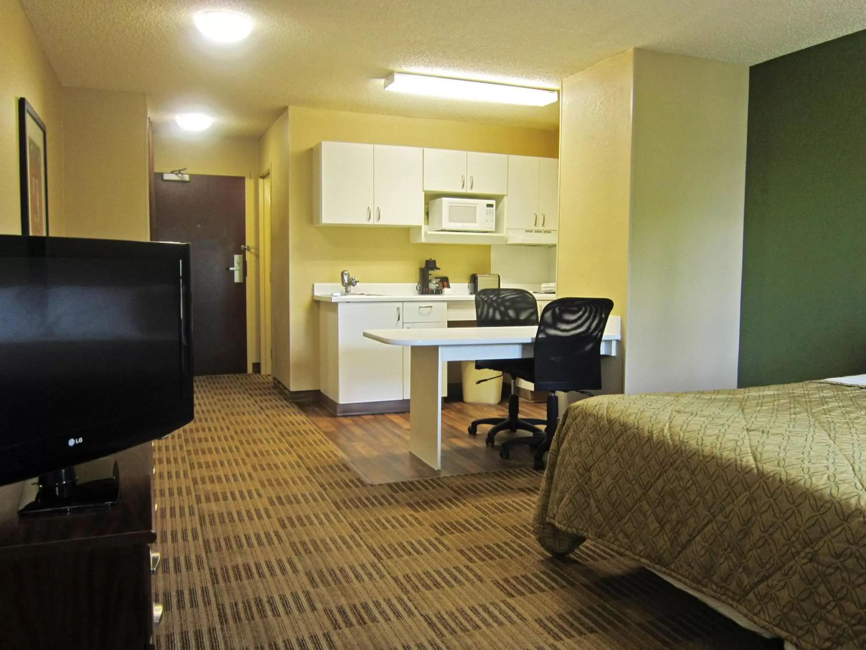 Bed, TV/Entertainment Center in Extended Stay America Suites - Toledo - Holland