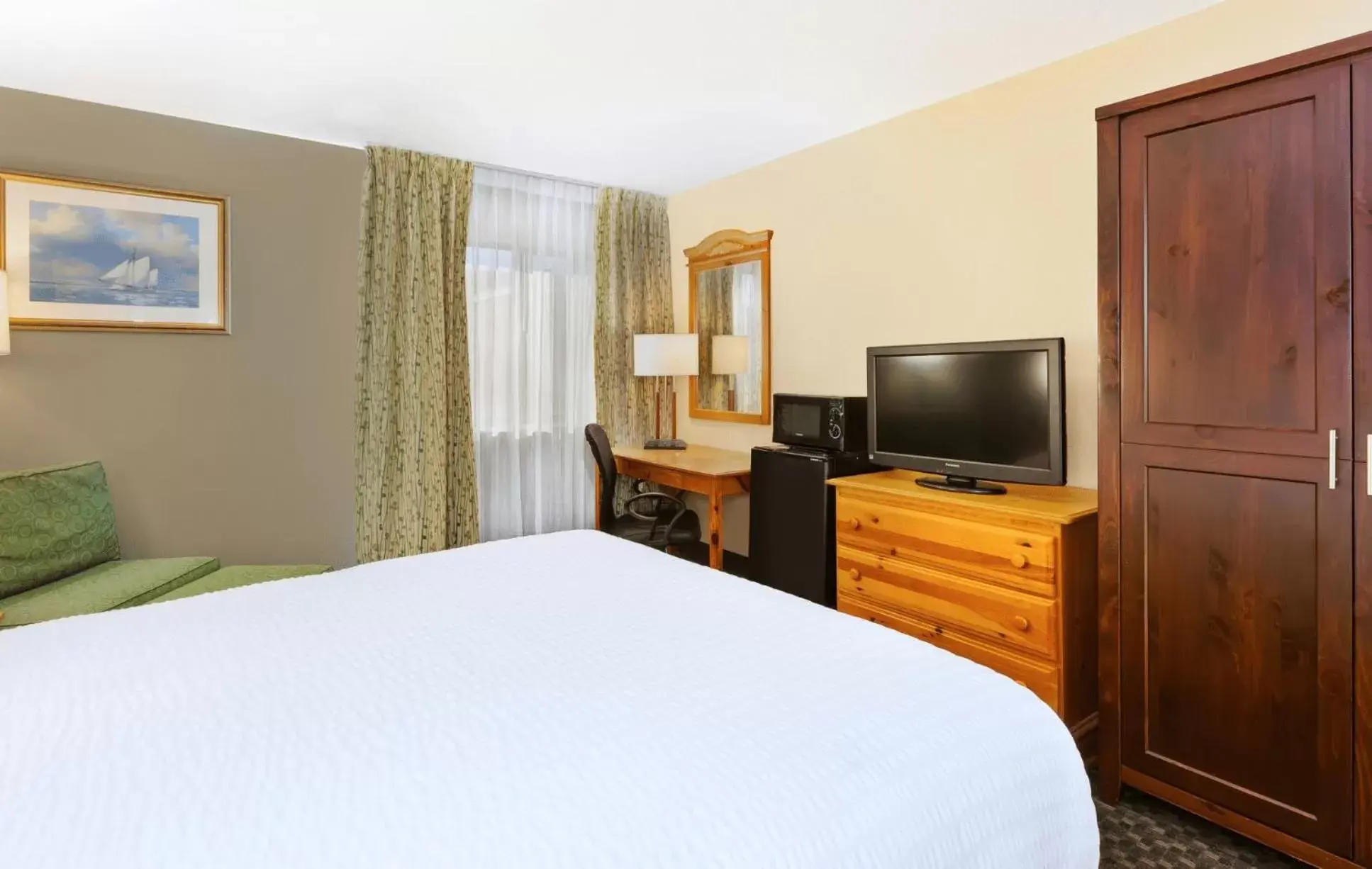 Queen Room - Accessible/Non-Smoking in Clarion Hotel Seekonk - Providence
