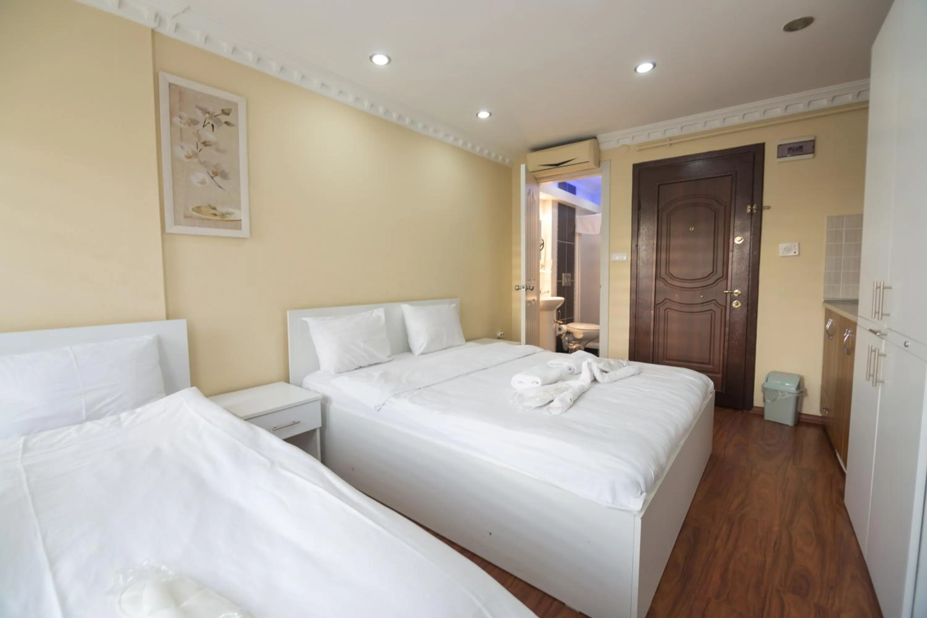 Photo of the whole room, Bed in Element Suites