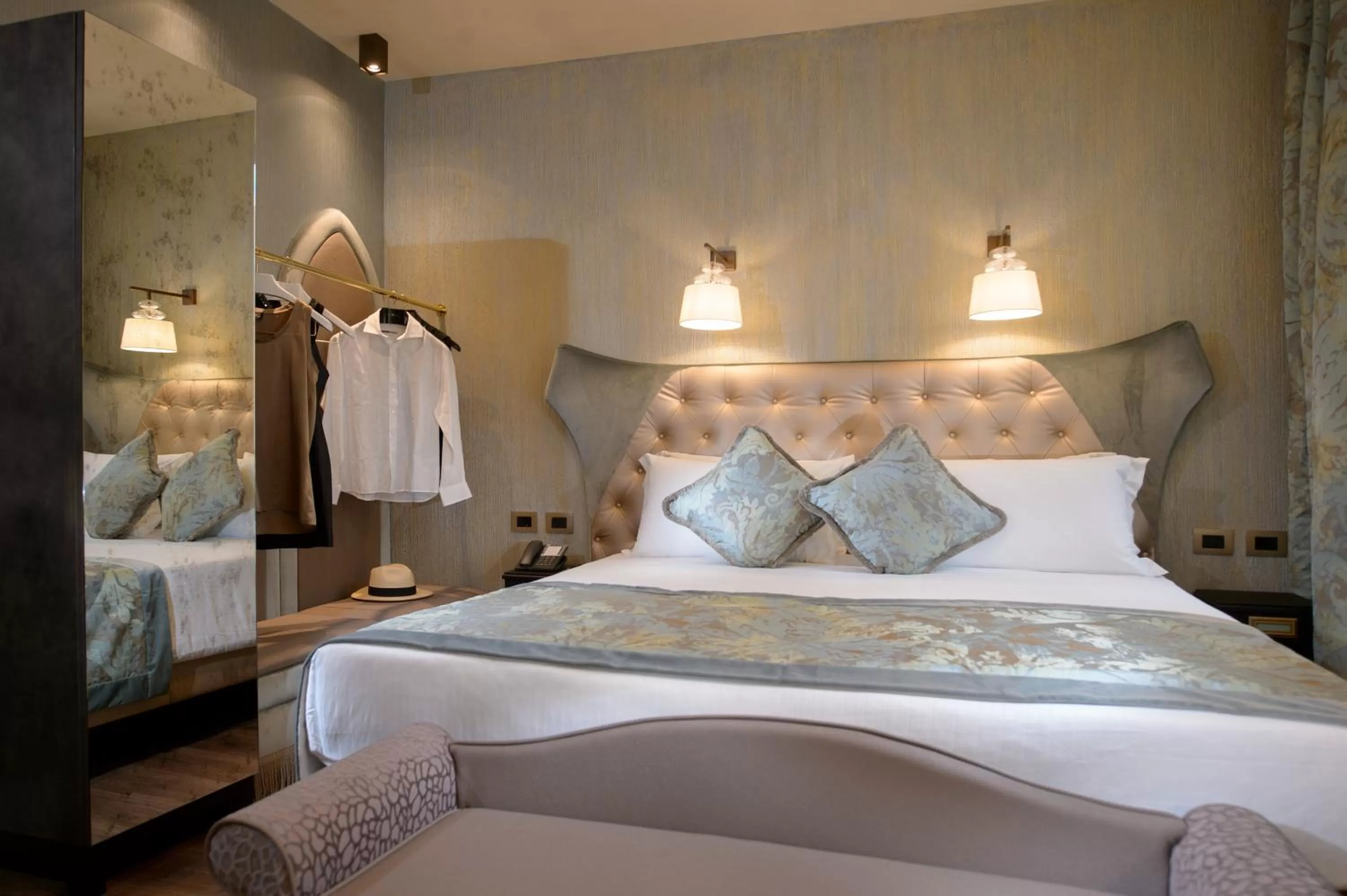 Bed in Palazzo Veneziano - Venice Collection