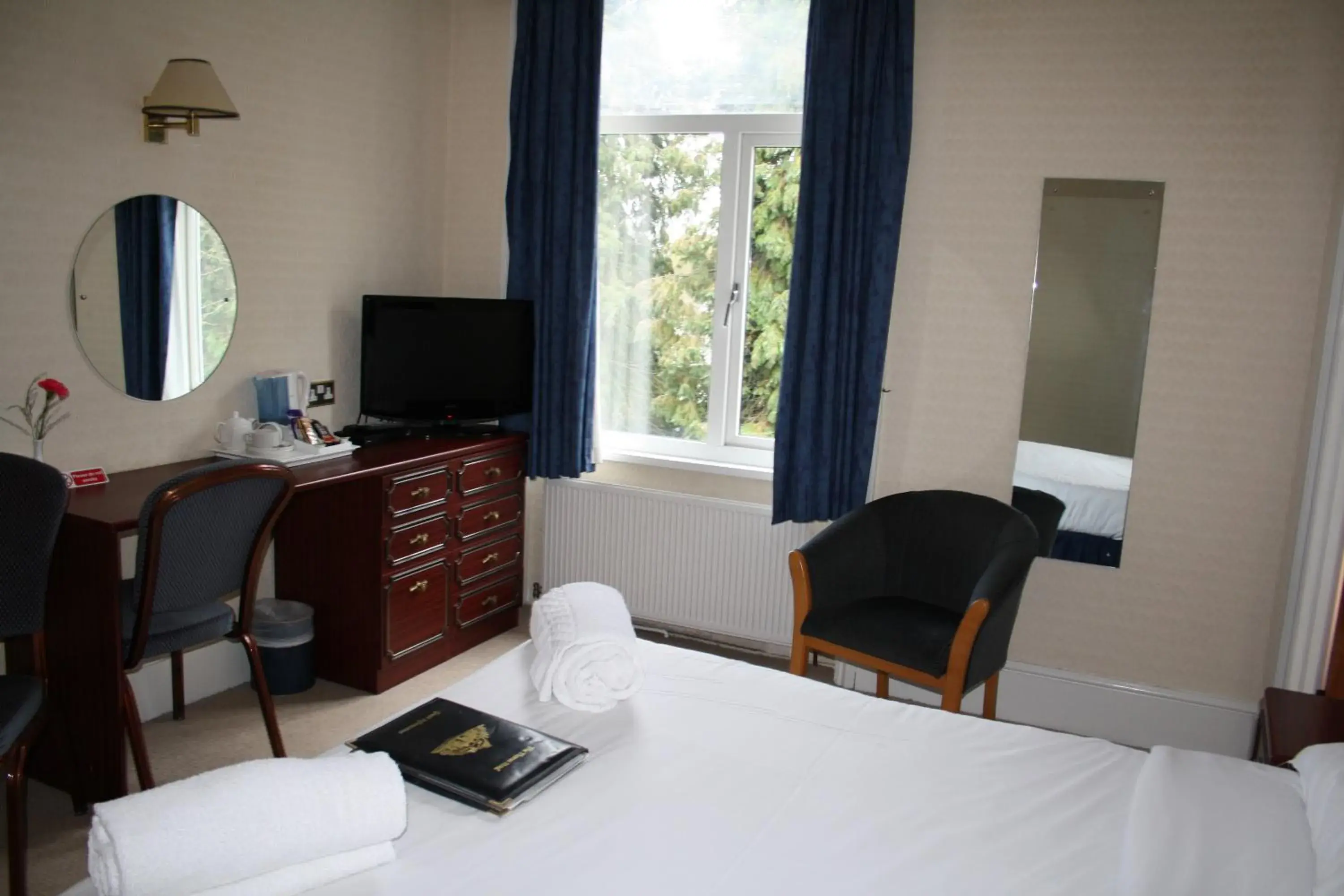 Bedroom, TV/Entertainment Center in The Thames Hotel