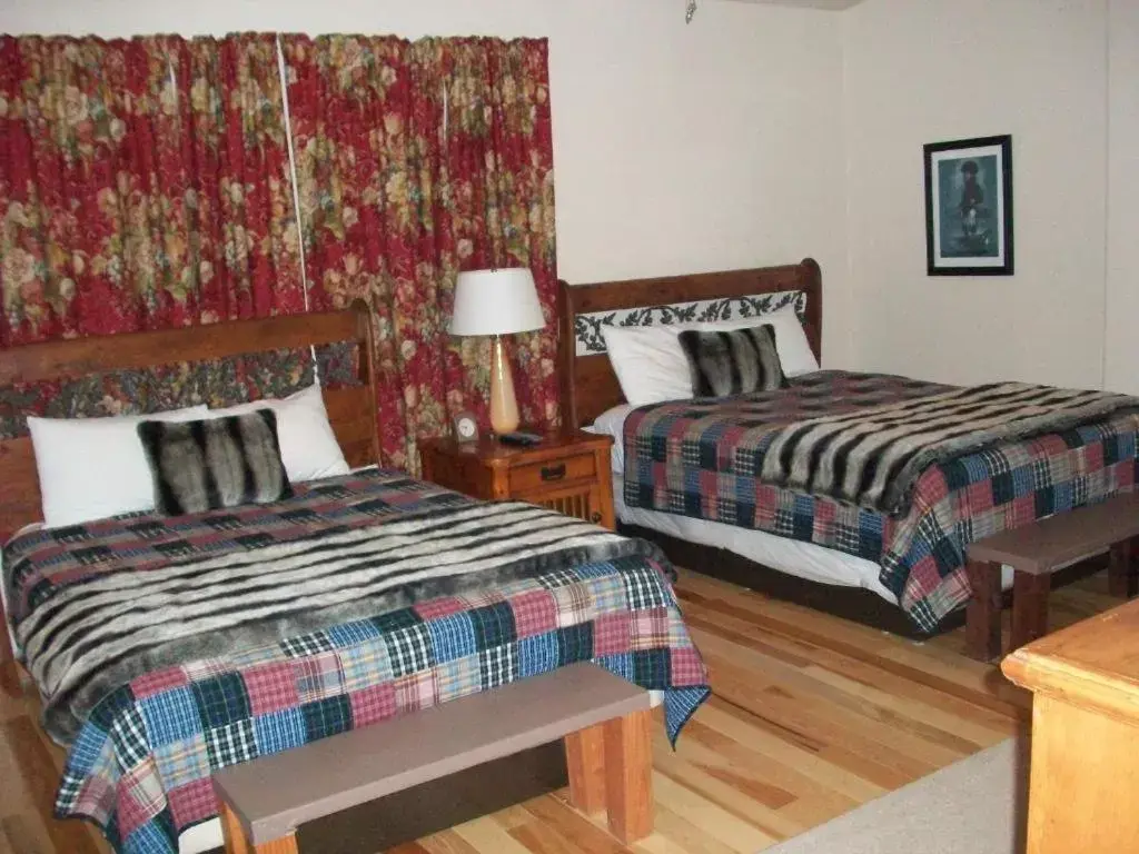 Bed in Lakeshore Lodge
