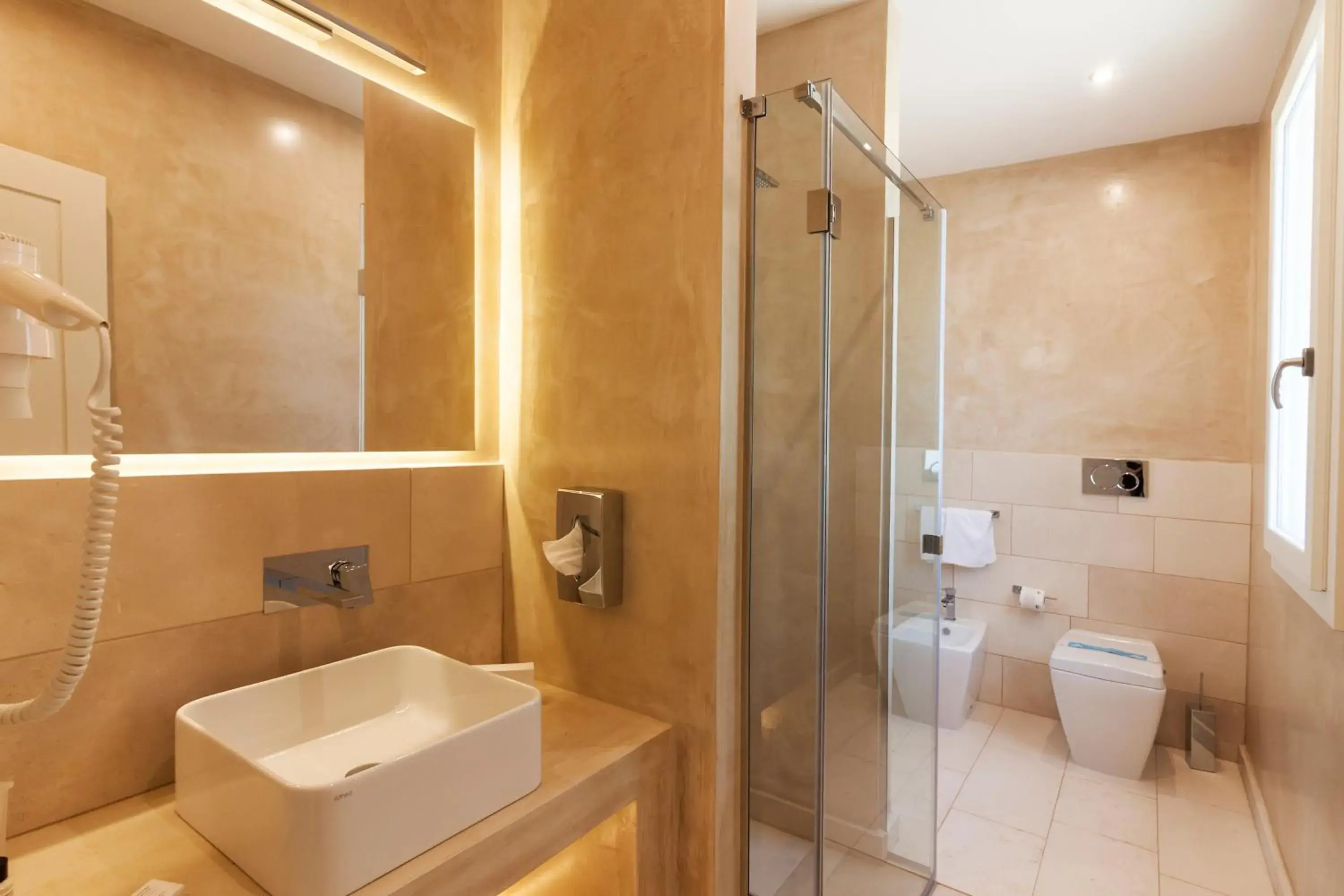Bathroom in Montiro' Hotel
