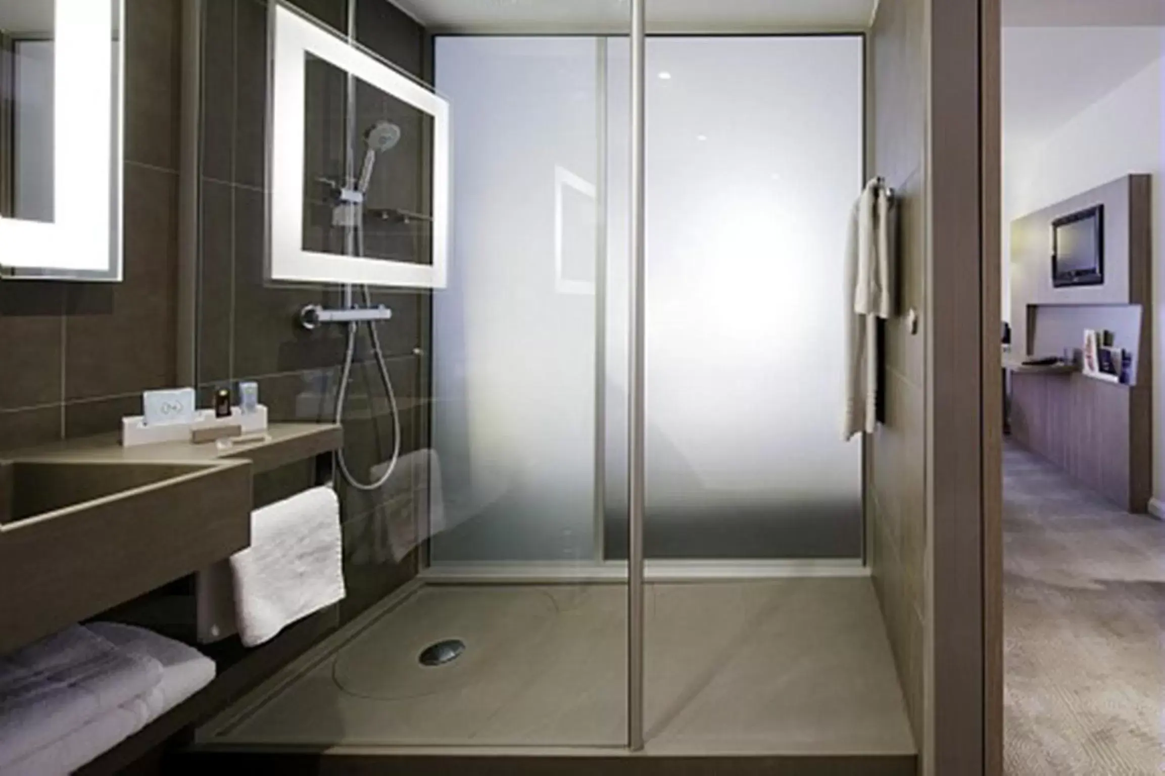 Shower, Bathroom in Novotel London Waterloo