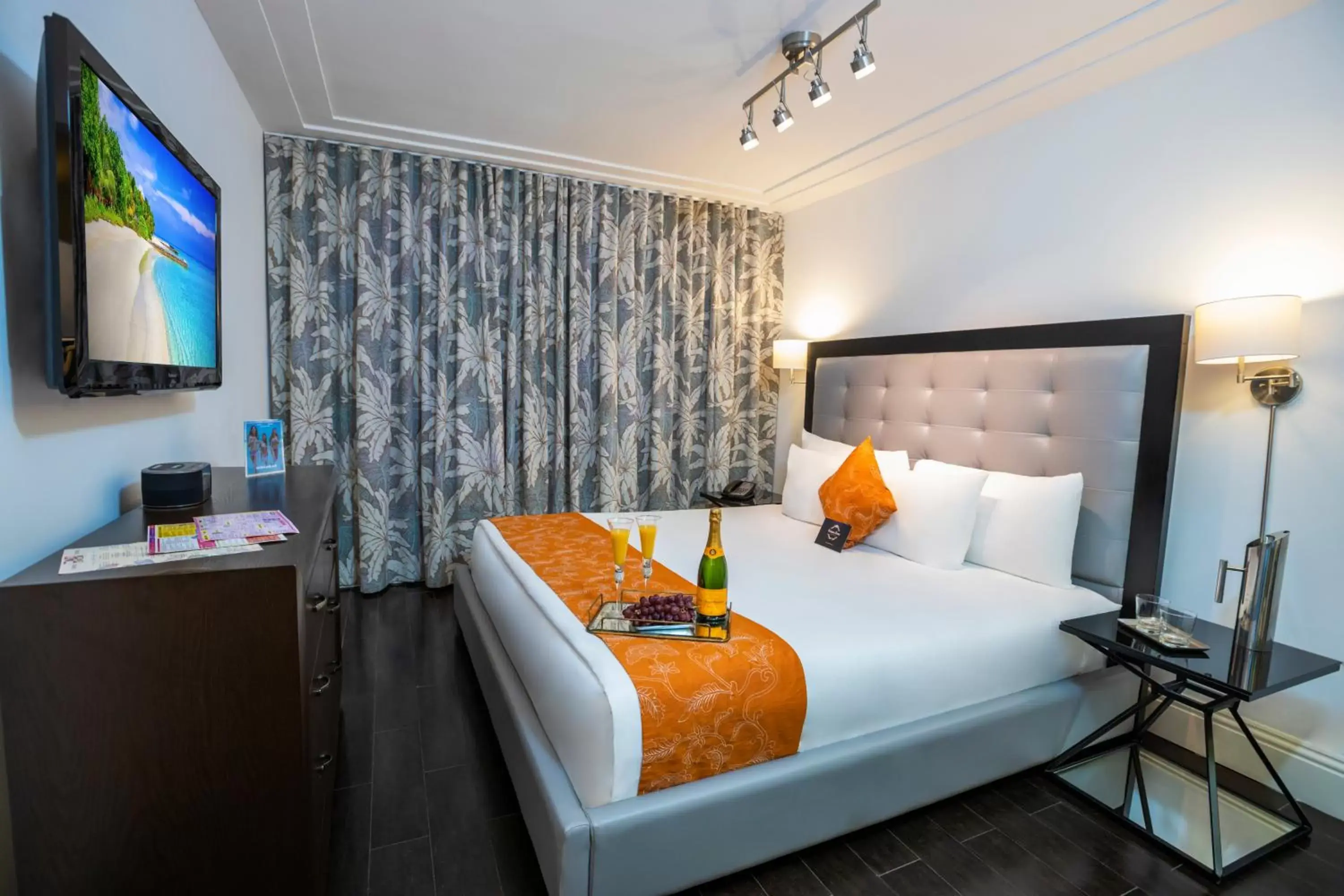 Bedroom, Bed in Riviera Suites