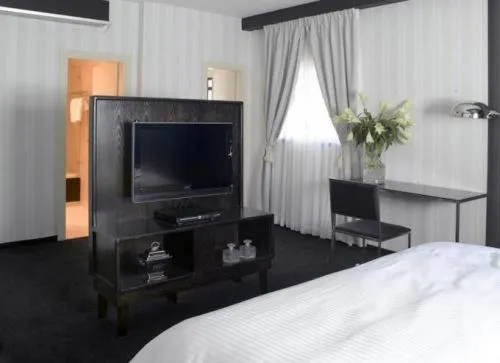 TV and multimedia in Villa Carmel Boutique Hotel