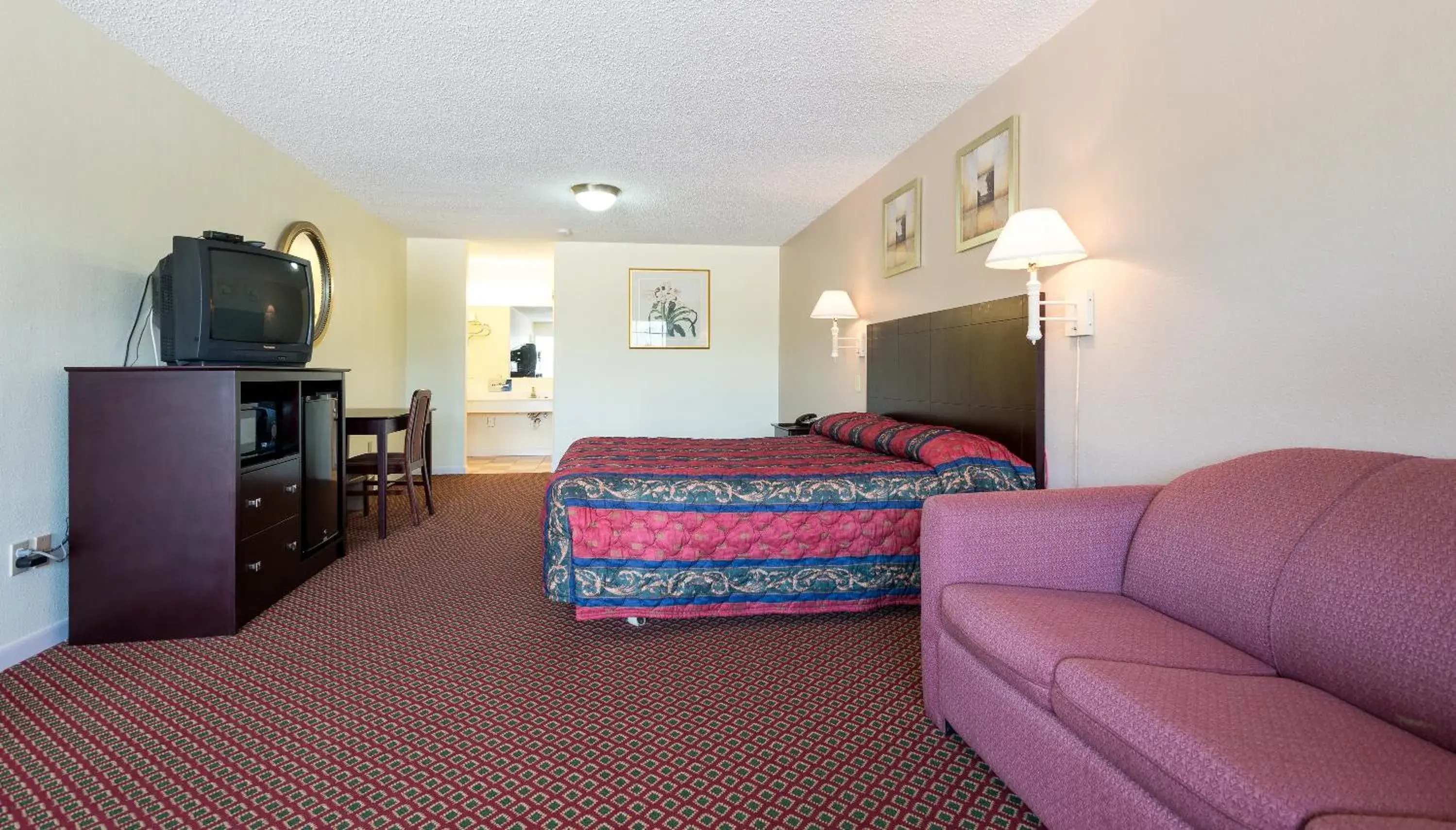 Bedroom, Bed in Royal Inn Abilene
