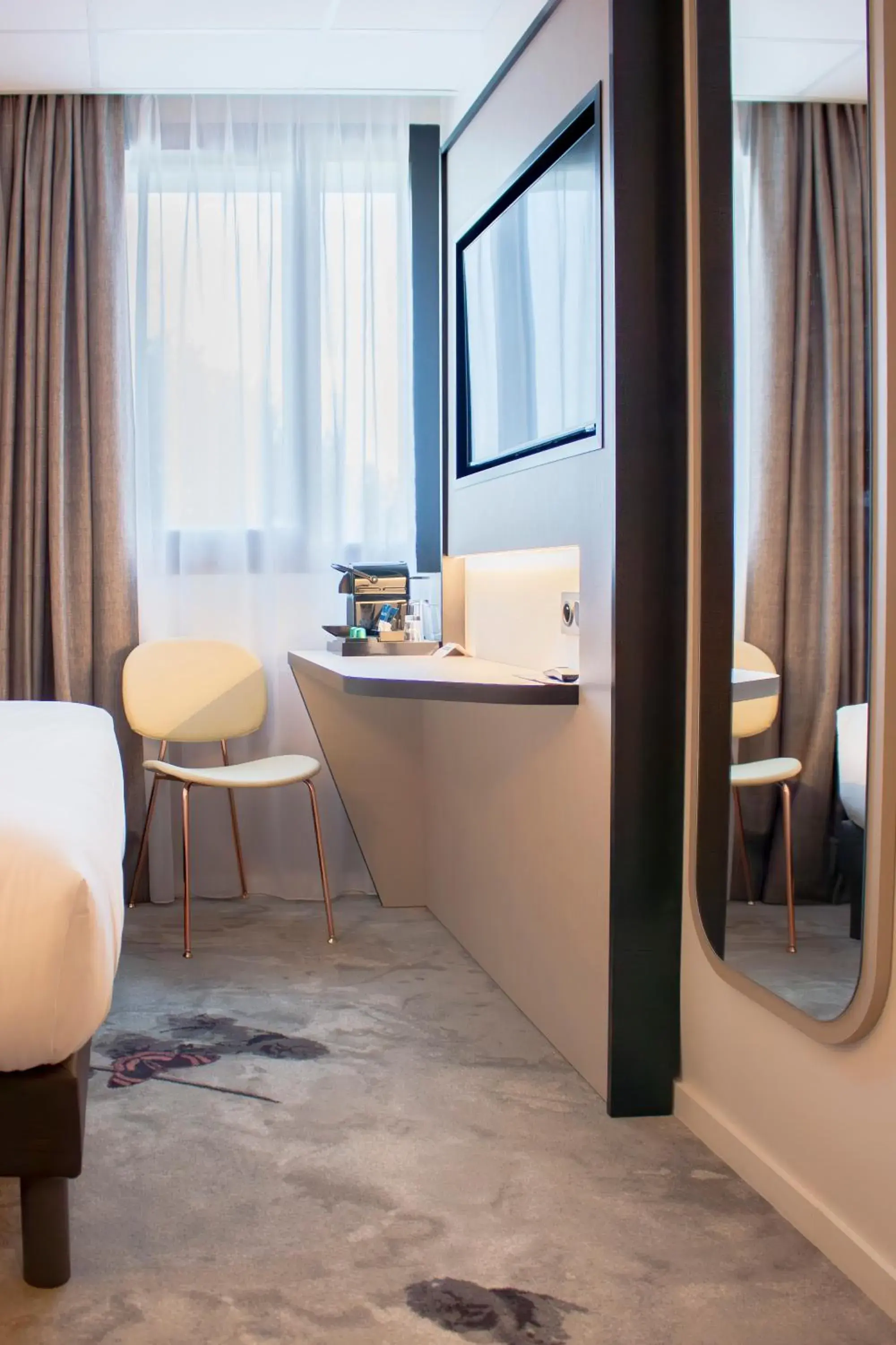 Seating area, Bathroom in Brit Hotel Nantes La Beaujoire - L'Amandine