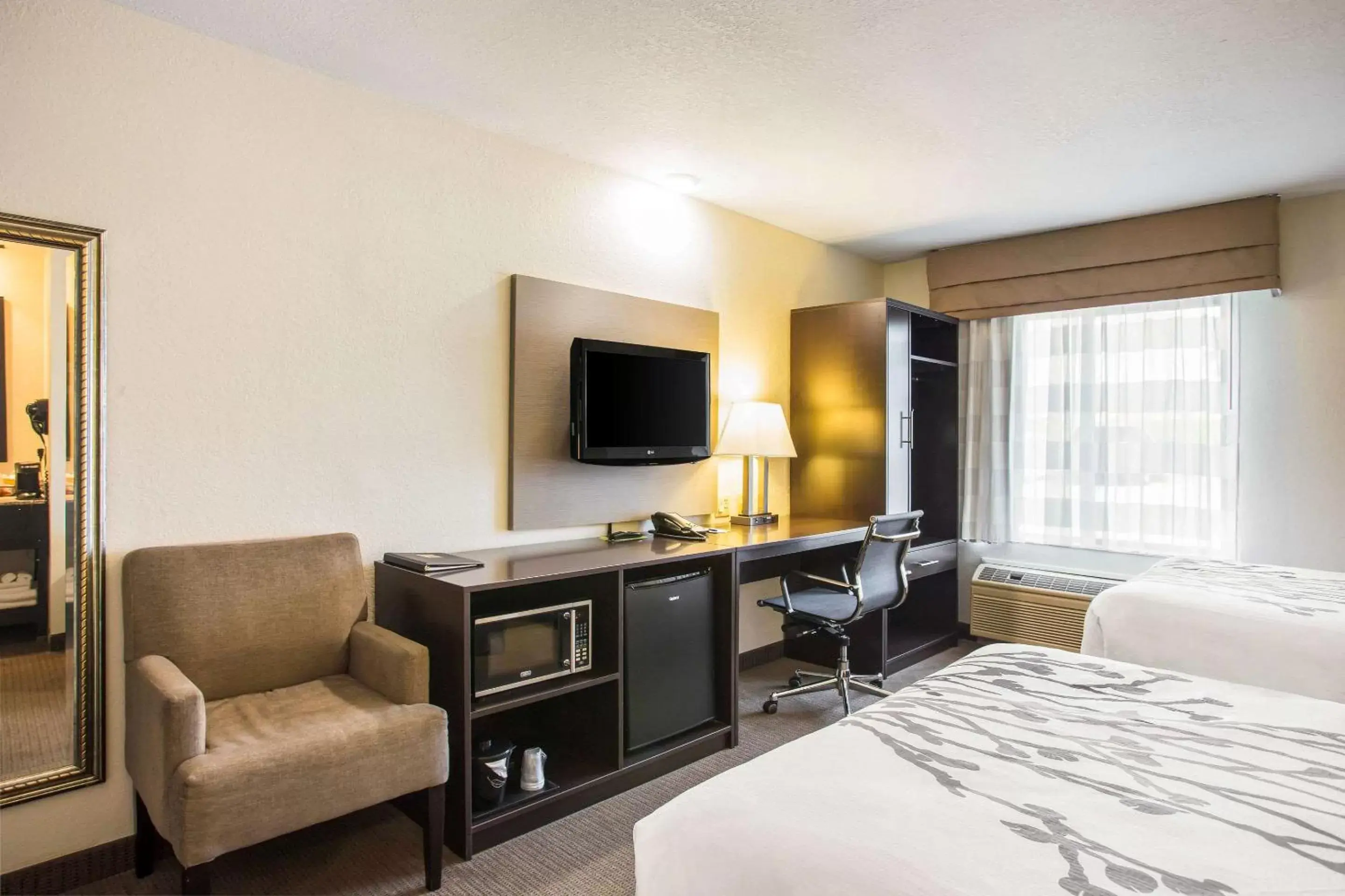 Photo of the whole room, TV/Entertainment Center in Sleep Inn Kansas City International Airport