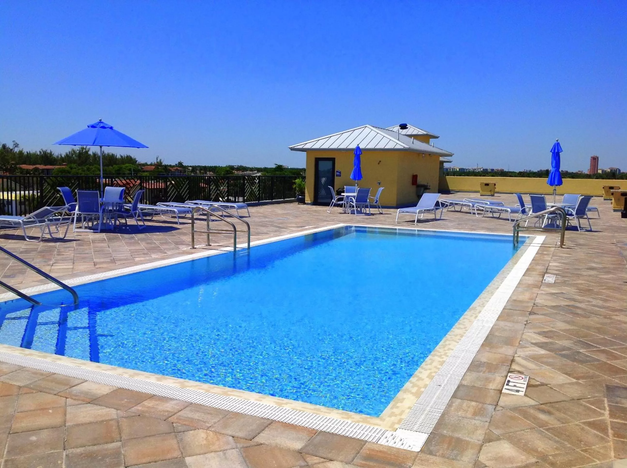 Swimming pool in Vistalmar Beach Resort