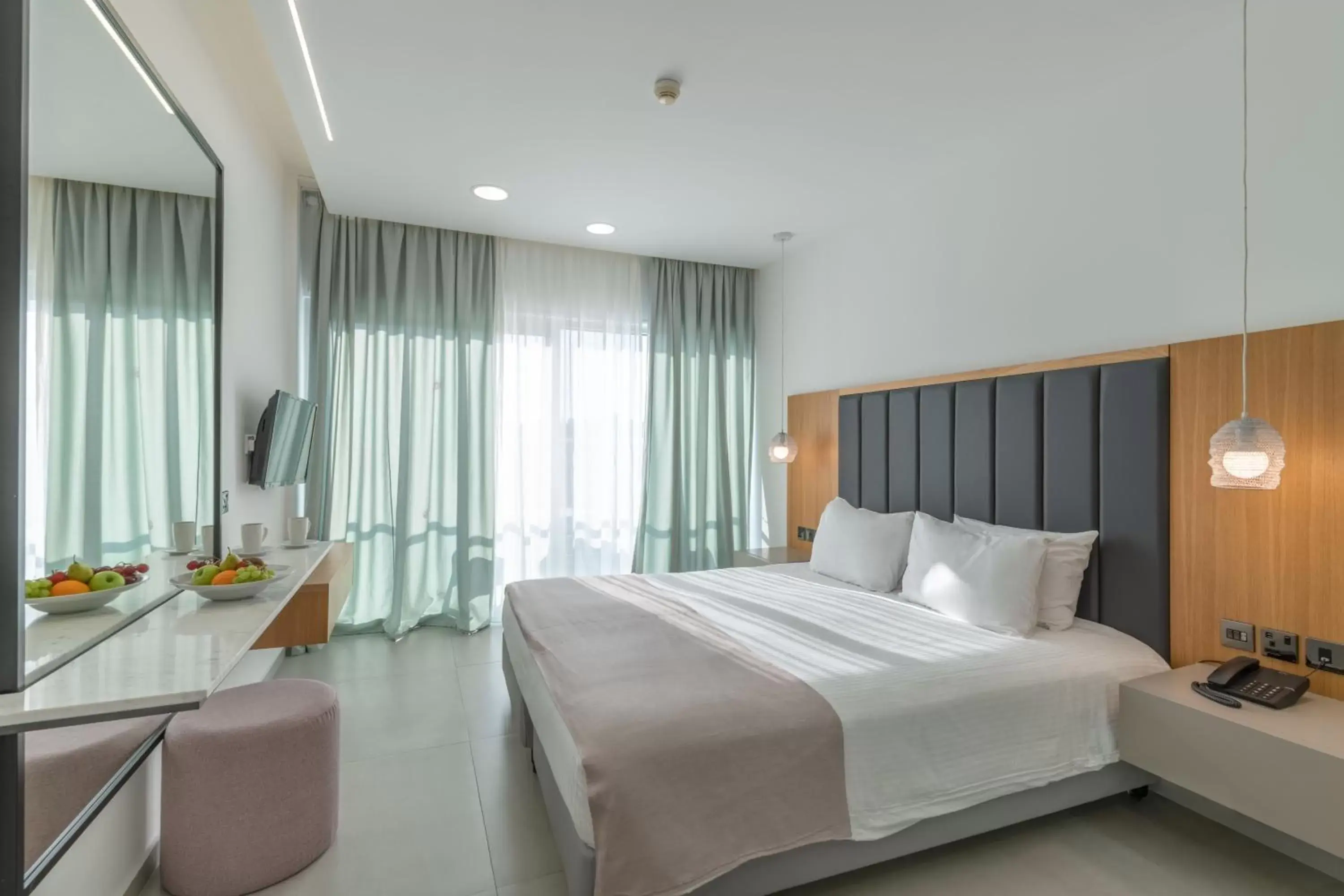 Bed in Napa Mermaid Hotel & Suites