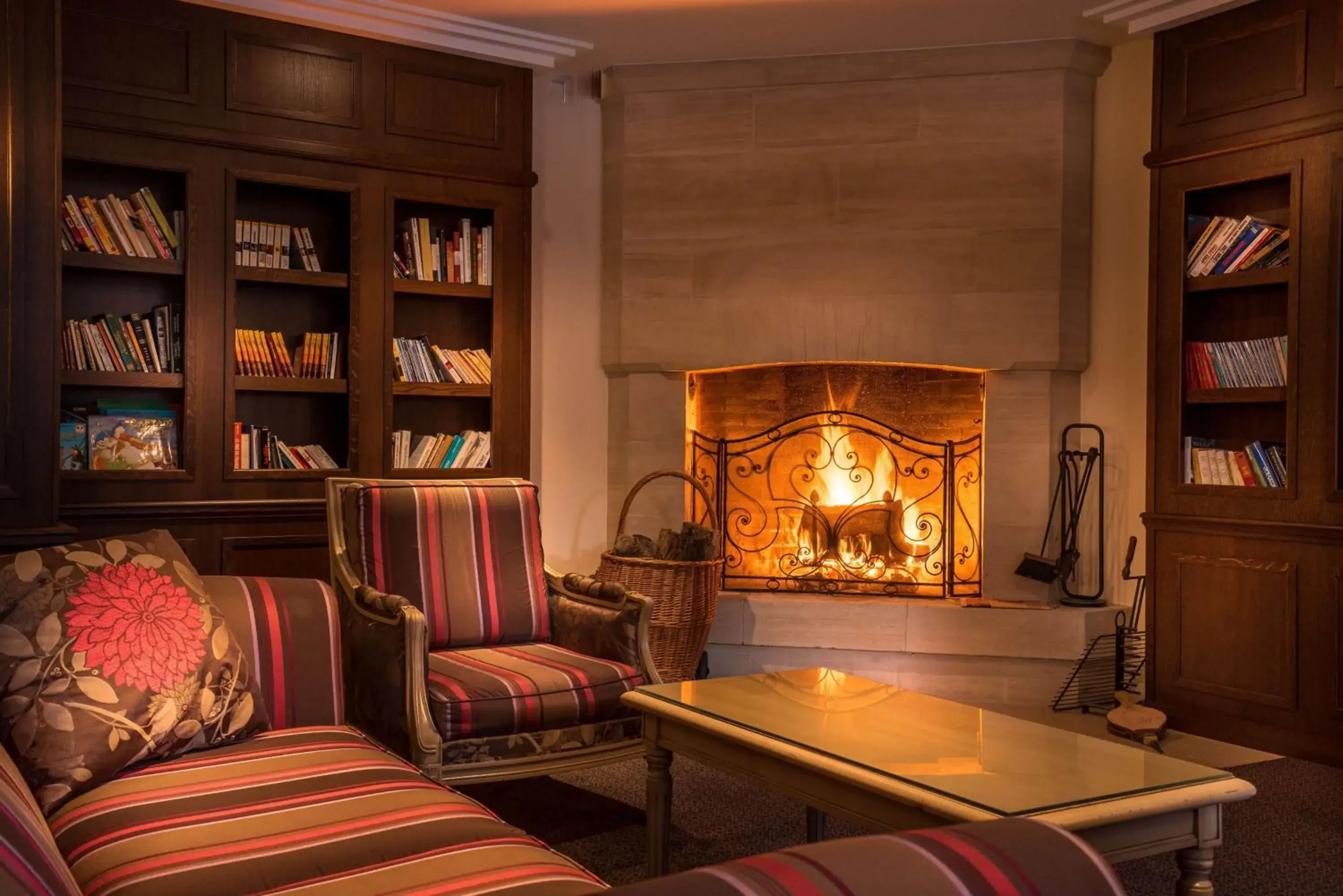 Lounge or bar, Library in Best Western Plus Hostellerie Du Vallon