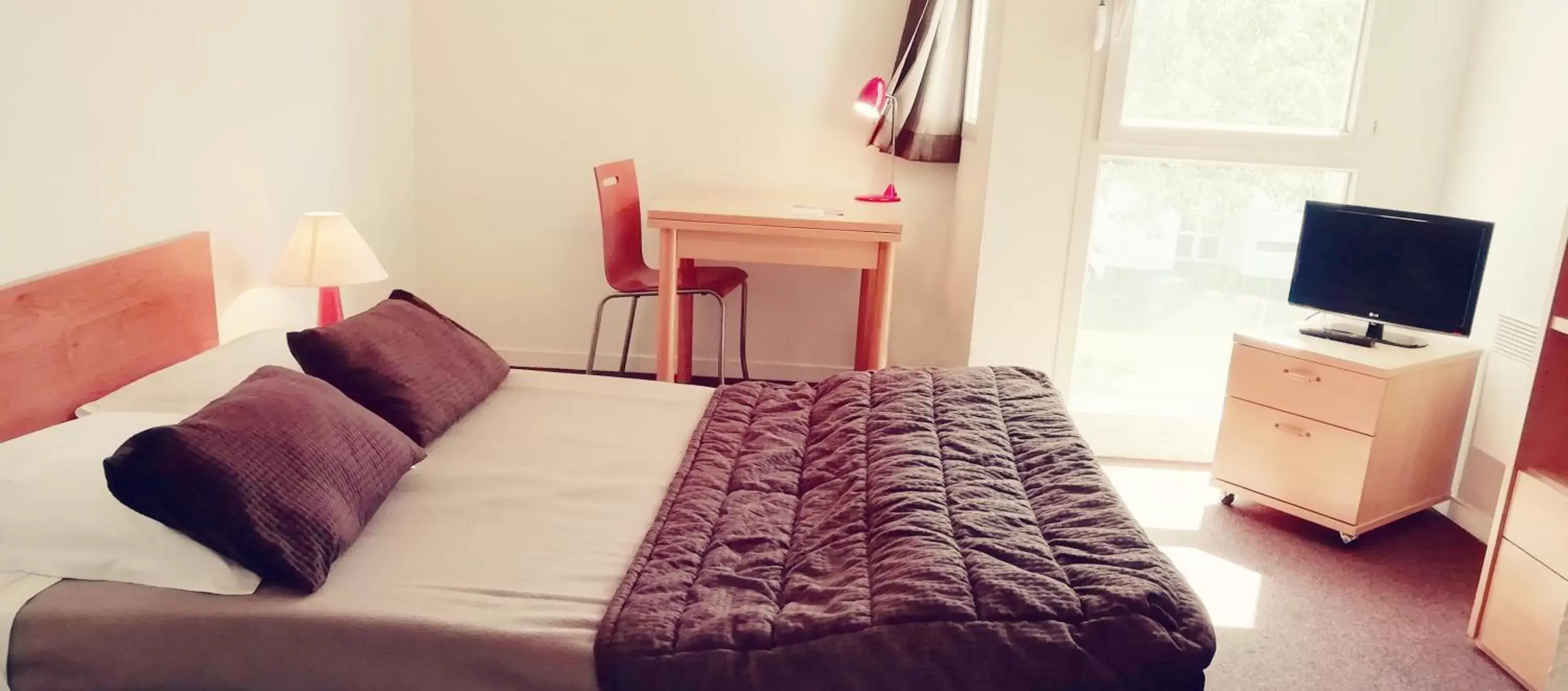 Bedroom, Bed in Séjours & Affaires La Rochelle Les Minimes